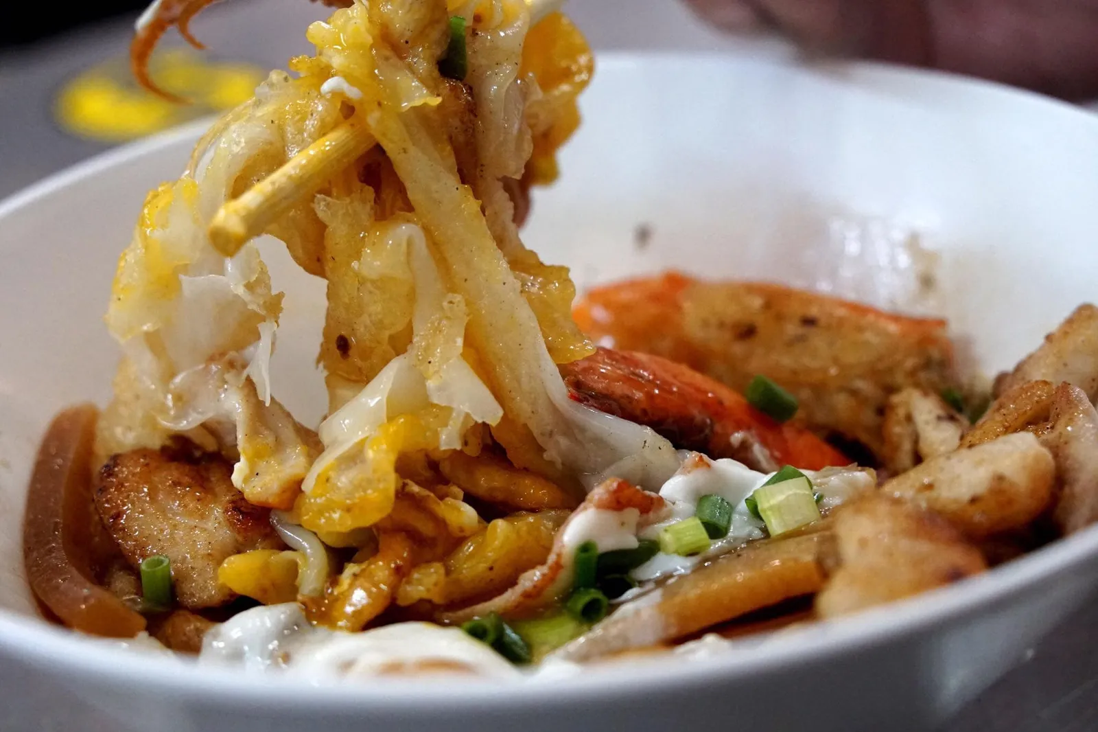 อบรวมมิตรทุกอย่างมีกุ้ง (80) เส้นเหนียวนุ้มมาก มีกลิ่นถ่าน มีความกรอบ (Crisp) ในบางส่วนของเส้นจะสุกไม่เท่ากัน (แต่เส้นทั้งเส้นสุกทั้งหมด) ซึ่งเป็นเรื่องที่ดี เพราะทำให้เส้นก๋วยเตี๋ยวเส้นเดียวมีหลากหลายเนื้อสัมผัส (12/20)