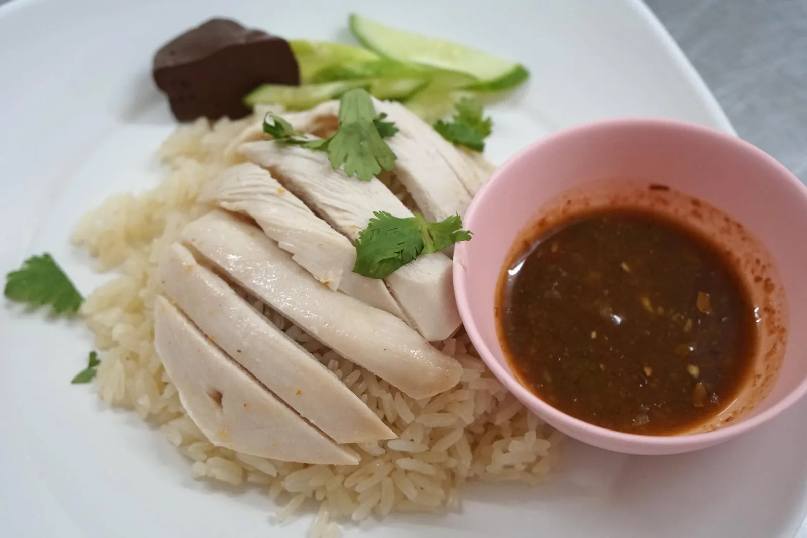 ข้าวมันไก่ (40) มาร้านข้าวมันไก่ก็ต้องทานข้าวมันไก่ โดยที่นี่จัดว่าเป็นหนึ่งในข้าวมันไก่ที่ดีที่สุดในย่านฝั่งธน เนื้อไก่ทางร้านทำออกมาได้นุ่มมาก สุกเท่ากันทั้งหมด ไม่มีเนื้อส่วนไหนเเข็งกระด้างเลย คงความฉ่ำของเนื้อไว้ได้ดีสุดๆ ข้าวมันคุณภาพ เนื้อร่วน เรียงตัวสวยงาม ไม่มีเมล็ดข้าวหักให้เห็น ทานกับน้ำจิ้มสูตรพิเศษ อร่อยมากจริงๆ (14/20)