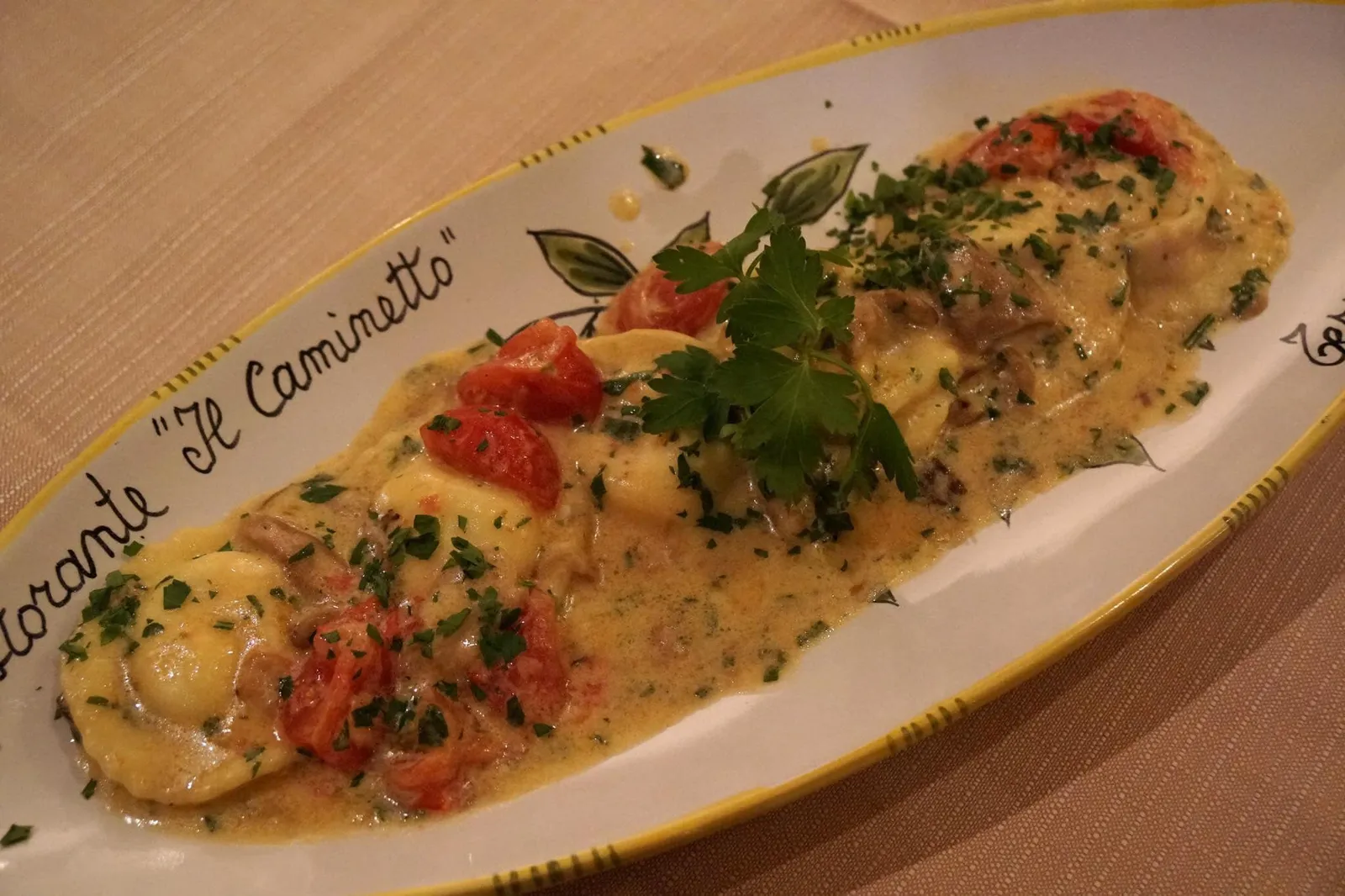 Ravioli Ricotta e Provola con Porcini, Pomodorini e (16.50 EUR) handmade ravioli with ricotta and provola cheese with porcini mushroom, cream sauce and cherry tomatoes อาหารที่ดีที่สุดของวันนี้คือราวิโอลีสอดไส้ชีสโปรโวลา มะเขือเทศเชอรี่ ราดด้วยซอสเห็ดรสอร่อย มีกลิ่นหอม ไม่มีรสขมของเห็ดเลย จานนี้ถือว่าดีกว่ามาตรฐานทั่วๆไปมากเลยทีเดียว (12/20)
