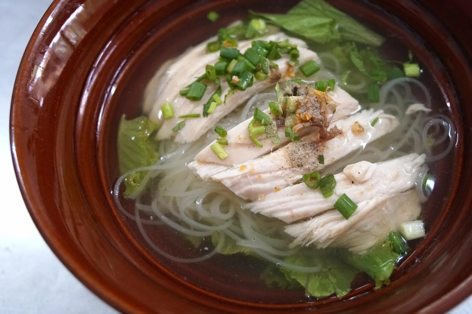 ก๋วยเตี๋ยวไก่ (50) ก๋วยเตี๋ยวไก่น้ำใสลวกเส้นเล็กมาเหนียวนุ่ม สุกกำลังดี โรยด้วยไก่เนื้อขาวๆ โรยพริกไทย ทานกับผัก ขนาดไม่ปรุงก็รสชาติดีมากเเล้ว (13/20)