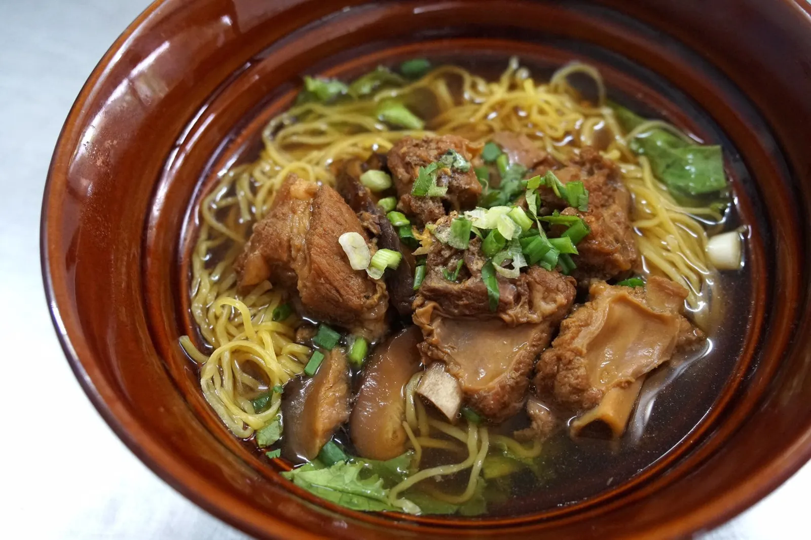 ก๋วยเตี๋ยวซี่โครงหมู (50) บะหมี่ลวกมาสุกกำลังดี ทานกับซี่โครงหมู ตัวน้ำซุปรสชาติธรรมดาไปหน่อย หมูนุ่มสุกกำลังดี เเต่รสชาติยังไม่เข้าเนื้อเท่าที่ควร โดยรวมรสชาติธรรมดา ไม่เเย่ เเต่ยังไม่ถึงกับดีมาก (11/20)