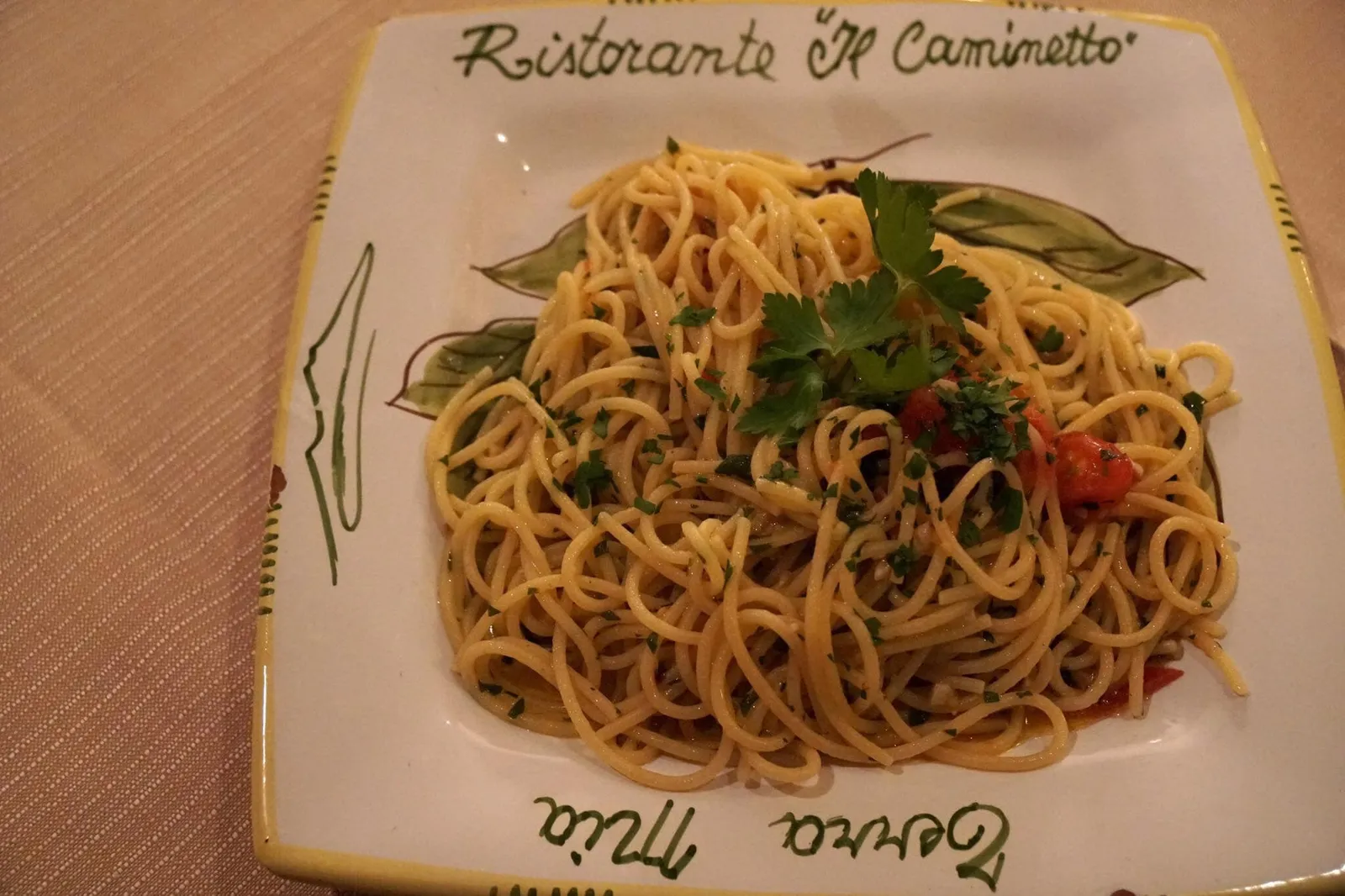 Spaghetti Aglio Olio e Peperoncino (8.5 EUR) spaghetti with garlic and hot pepper in olive oil with cherry tomatoes สปาเก็ตตี้คลาสสิคที่นำไปผัดกับน้ำมันมะกอก กระเทียมและมะเขือเทศเชอรี่ รสชาติอยู่ในเกณฑ์มาตรฐาน มีกลิ่นเเละรสของน้ำมันมะกอกชัดเจน รสชาติอื่นๆน้อยไปหน่อย โดยรวมถือว่าพอทานได้ (10/20)