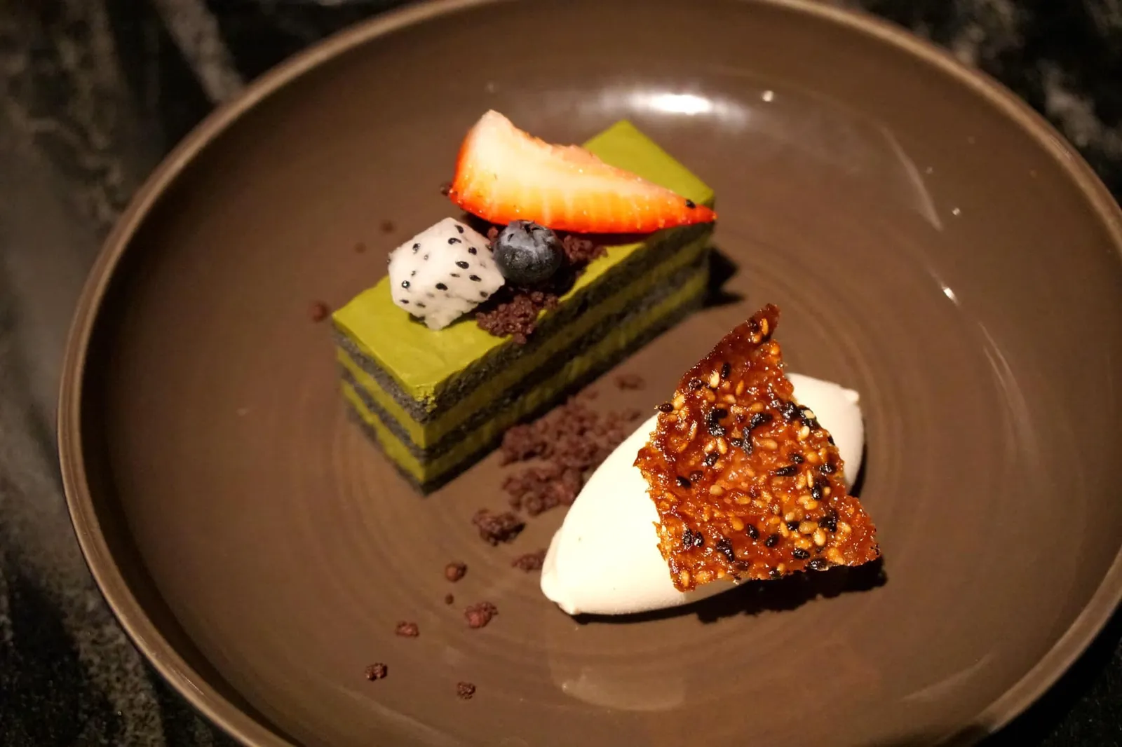 MATCHA & GOMA CAKE New and classic Japanese dessert, Matcha and Goma (Sesame Seed), Boricha (Roasted Barley) Ice Cream เค้กชาเขียวรสเด็ด เนื้อเนียนนุ่ม ละมุน หอมกลิ่นขาเขียว ผลไม้สด ครัมเบิ้ลกรอบ ขนาบข้างด้วยข้าวเกรียบงา และไอศกรีมข้าวบาเลย์ (14/20)