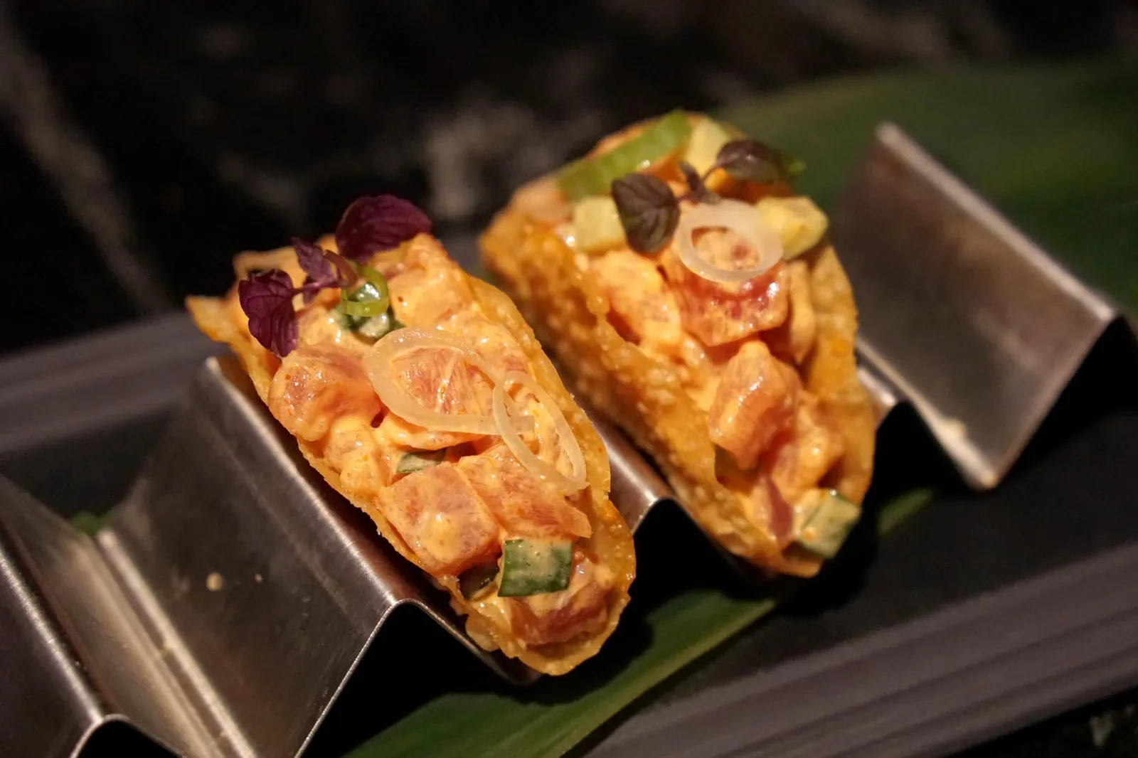 AB TACO Tuna bulgogi, roasted tomato ponzu เมนูซิกเนเจอร์ประจำร้านคือทาโก้ ภายในใส่ทูน่าบูลโกกิรสเผ็ด เสิร์ฟมาเย็นๆ อร่อยเเละช่วยเรียกน้ำย่อยได้กีมากๆ ด้านล่างคือซอสปอนสึมะเขือเทศเผา มีกลิ่นหอมมะเขือเทศเคล้ากับส้มกำลังดี อร่อยมากๆ (13/20)