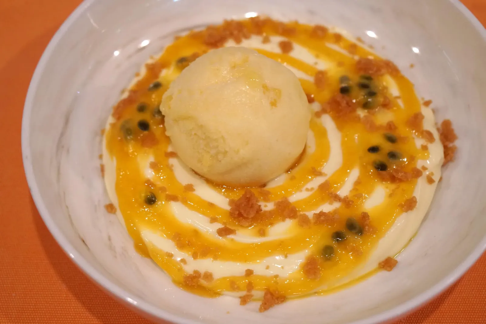 White Chocolate Ganache, Crumble with Passion Fruit & Mango (200++) สุดยอดขนมที่อร่อยที่สุดขอยกให้กานาชไวท์ช็อกโกแลตเนื้อนุ่มละเอียด ทานกับครัมเบิ้ลกรอบ ด้านบนราดด้วยเสารสเเละมะม่วง เเละซอเบท์รสเปรี้ยว เเม้ว่ารสเปรี้ยวของผลไม้ทั้งสองตัดกันกับไวท์ช็อกโกแลตเเต่กลิ่นหอมของทั้งคู่กลับเสริมกันได้อย่างดี จานนี้ห้ามพบาดเลย (15/20)