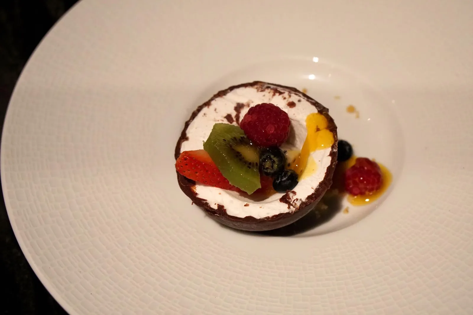 COCONUT Fresh mixed fruits, coconut sorbet จานถัดมาคือสุดยอดของหวานอย่างมะพร้าว ทำออกมาคล้ายเมอเเรงก์ มีกลิ่นหอม รสหวานอร่อย เคลือบด้วยช็อกโกแลตรสหวาน ทอปด้านบนด้วยผลไม้สด ทานกับซอสเสาวรสรสเปรี้ยวตัดรสชาติกันได้ดีสุดๆ (15/20)