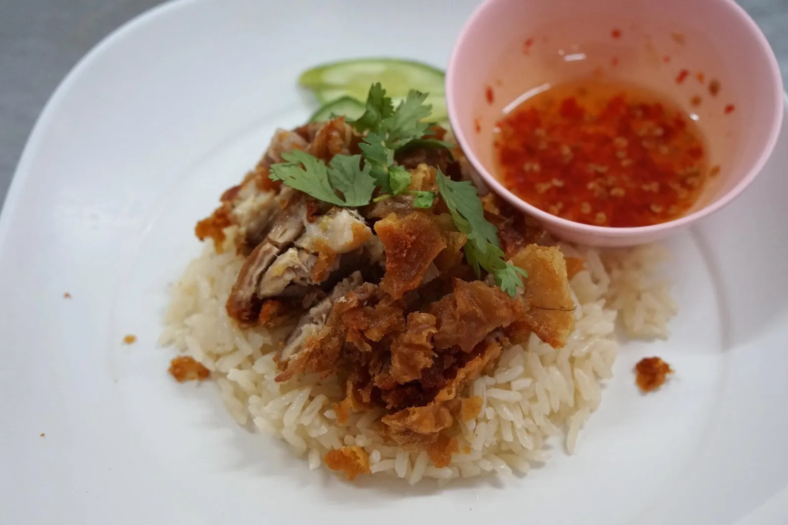 ข้าวมันไก่ทอด (40) ข้าวมันไก่ทอดก็ดีงามไม่เเพ้กัน โดยที่นี่จะทอดหนังไก่จนกรอบ เนื้อไก่ถือว่าไม่แห้งมากสำหรับไก่ทอด มีรสเค็มนำมาก่อน สำหรับข้าวมันไก่ทอด ร้านส่วนใหญ่จะทอดมาแห้ง ไม่อร่อย แต่ที่นี่ทำออกมาได้ดีกว่าร้านทั่วไปมาก ถือว่าดีที่สุดร้านหนึ่งในกรุงเทพเลยก็ว่าได้ (14/20)