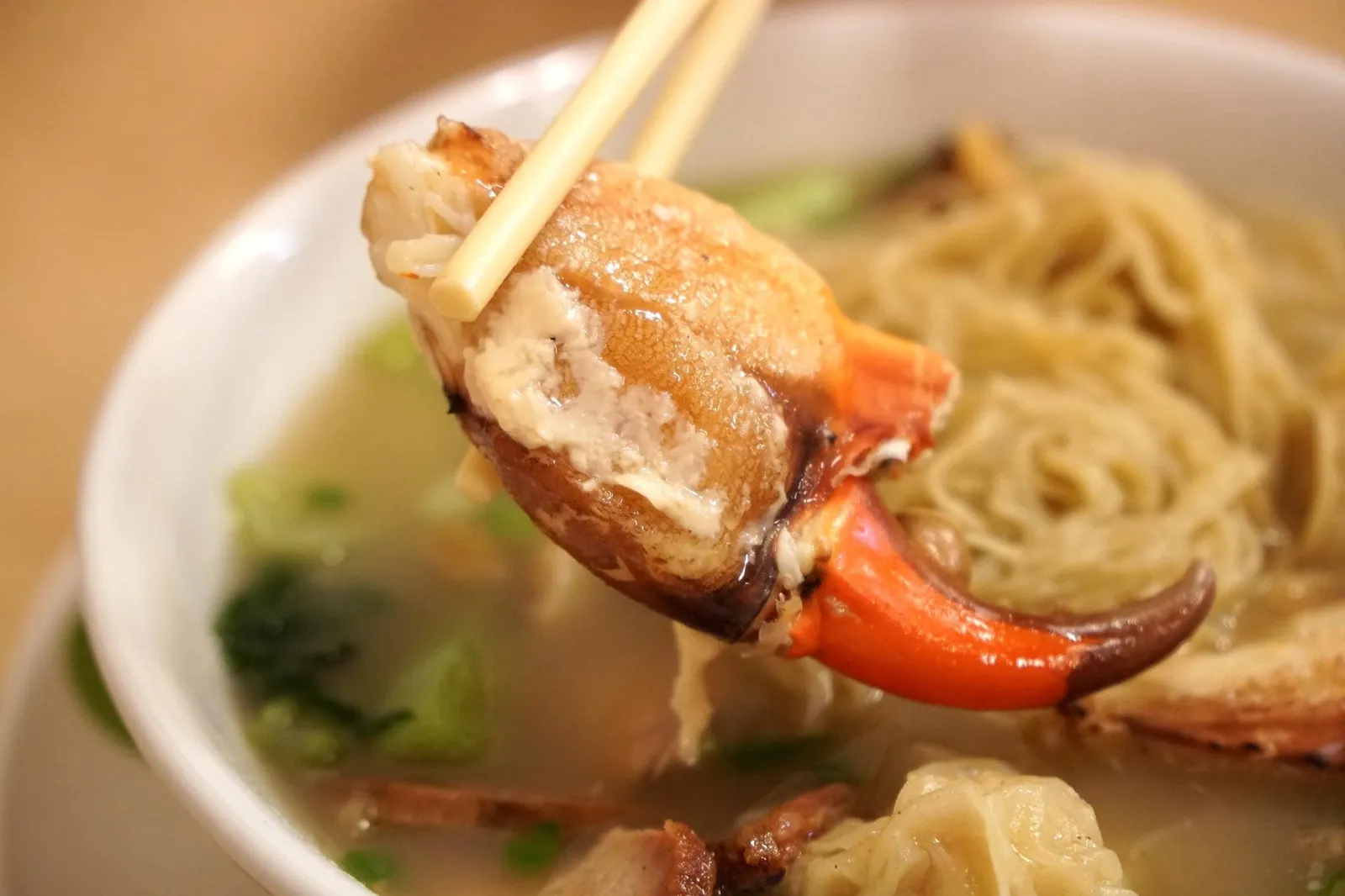 บะหมี่เกี๊ยวก้ามปูหมูแดงไซส์ L (400) Egg noodles with shrimp wonton, barbeque pork and crab claw ตัวก้ามปูไซส์ L มีรสหวานธรรมชาติ หอมกลิ่นปู เนื้อปูนิ่ม เเน่น ไม่ลุ่ย บอกถึงความสดใหม่ของก้ามปูที่ร้านได้มาวันต่อวัน เส้นบะหมี่ก็ถือว่าดีงาม และยังมีเกี๊ยวกุ้งให้อีก รสชาติก็อร่อยทุกอย่าง เเต่ถ้าให้เเนะนำส่วนตัวคิดว่าหากไม่ต้องการก้ามปู ทานแค่บะหมี่เนื้อปูก็พอ อร่อยไม่ต่างกัน คุ้มค่ากว่าเยอะ ในราคาที่ราคาต่างกัน 4 เท่า (100 และ 400) (14/20)