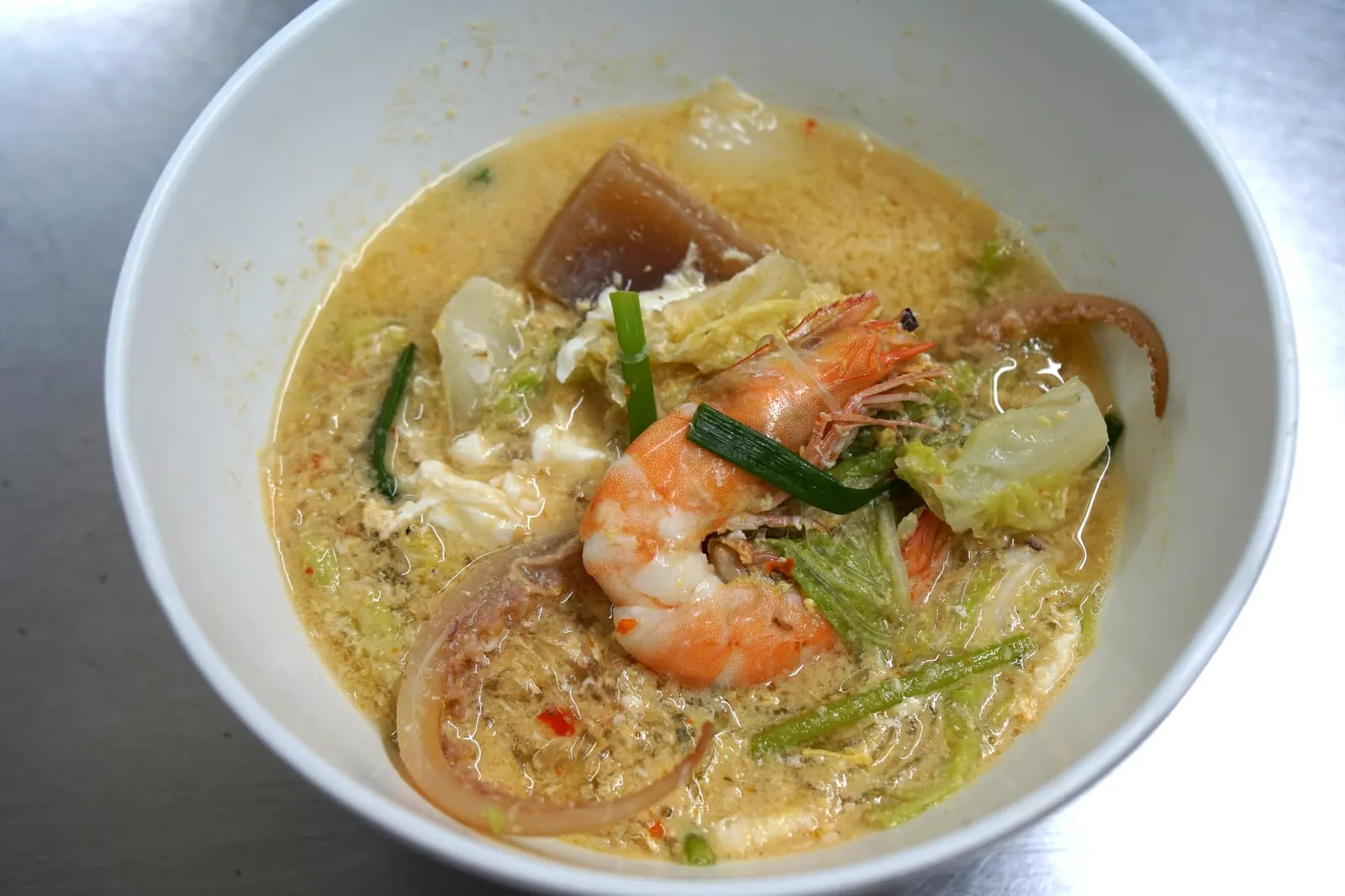สุกี้น้ำทะเล (80) Chinese sukiyaki soup with seafood จานเเรกที่ขอเเนะนำคือสุกี้น้ำ เสิร์ฟมาในชามขนาดพอดีทาน ผักสดๆ สุกพอดี ไม่เละ เครื่องทะเลนุ่ม ไม่สุกจนเเข็ง ทานกับน้ำจิ้มรสเด็ด (13/20)