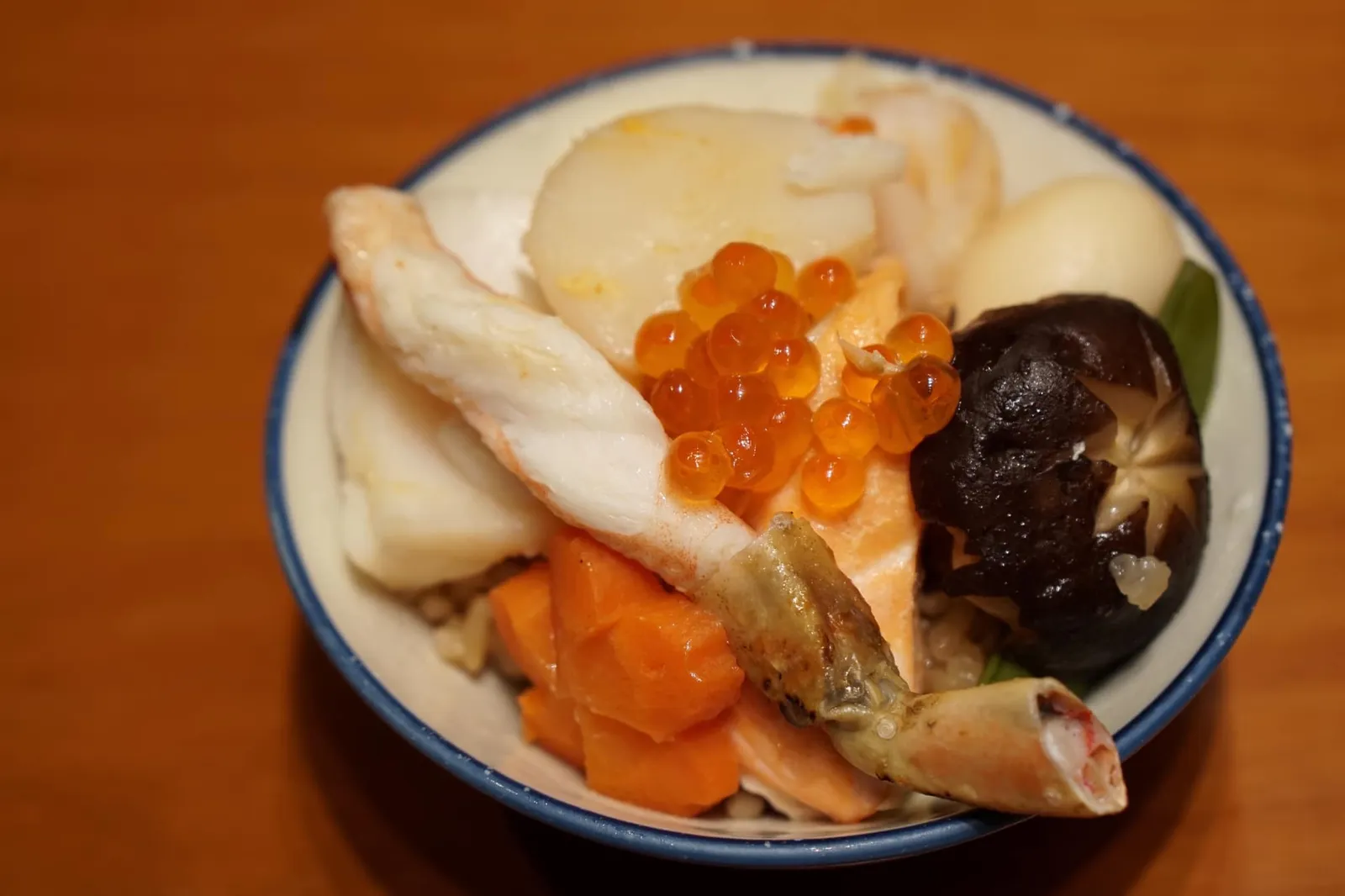 Kaisen Kamameshi (1,000++) Japanese style risotto with queen crab, prawn, Hokkaido scallop, snow fish, Ora king salmon and roe ก่อนทานพนักงานจะตักใส่ถ้วยให้แบบนี้ เซ็ตนี้เป็นเซ็ตที่เราชอบน่อยที่สุดเนื่องจากรสชาติโดยรวมค่อนข้างจืด โปรตีนรวมถึงผักทั้งหมดที่ใส่มาสุกเกินไปจนเเข็งรวมถึงหอยเชลล์โฮตาเตะที่ปกติจะนุ่มเเละมีรสหวาน สิ่งที่พอทานได้คือเนื้อปูควีนแครบที่ยังไม่แข็งมากเท่าไหร่ อาจจะเพราะว่าวัตถุดิบทั้งหมดถูกหุงพร้อมกับข้าวในหม้อร้อนๆพร้อมกัน ถือว่ายังไม่ผ่านสำหรับเซ็ตนี้ (8/20)