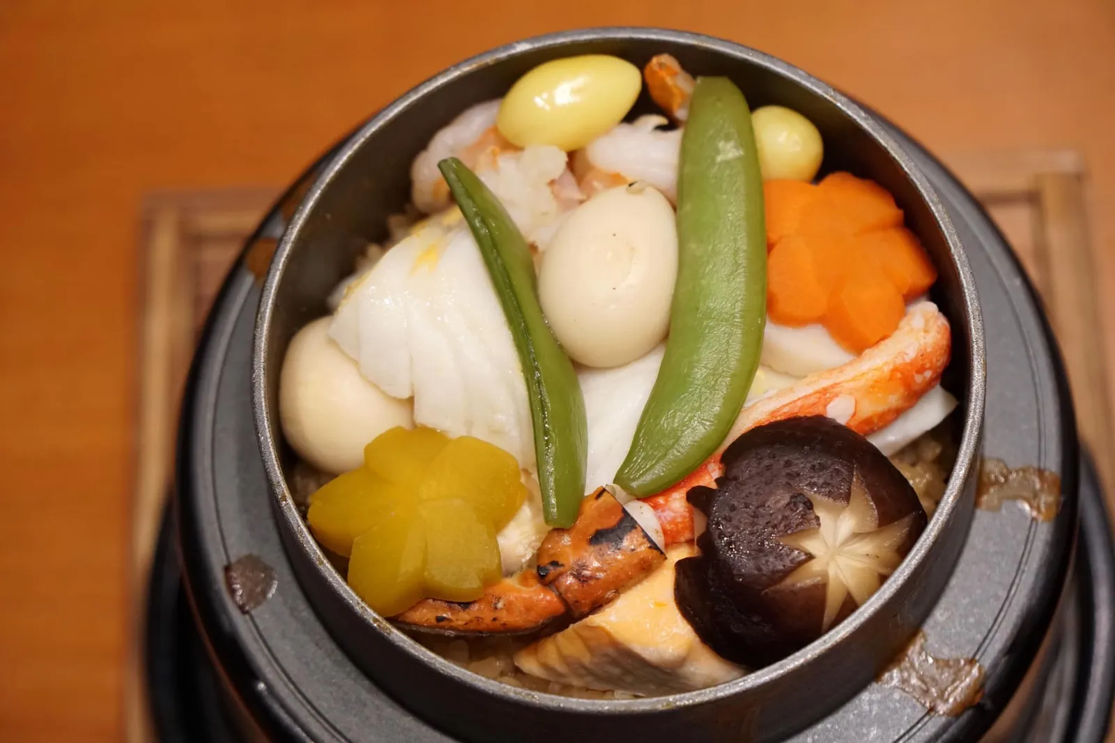 Kaisen Kamameshi (1,000++) Japanese style risotto with queen crab, prawn, Hokkaido scallop, snow fish, Ora king salmon and roe สำหรับเมนูเซ็ตพิเศษอย่างสุดท้ายในวันนี้คือ คามะเมะชิ หรือข้าวอบ เมนูคลาสสิคของชาวบ้านที่อาศัยอยู่ตามต่างจังหวัดหรือบนเขาในประเทศญี่ปุ่น โดยทางร้านจะนำข้าวญี่ปุ่นอบไปในหม้อเหล็กความร้อนสูง ด้านบนจะเป็นเครื่องทะเลต่างๆคือหอยเชลล์โฮตาเตะ ปูควีนเเครบ กุ้ง ปลาหิมะ ปลาโอราคิงแซลมอน ปิดท้ายด้วยการทอปไข่แซลมอนด้านบน (8/20)