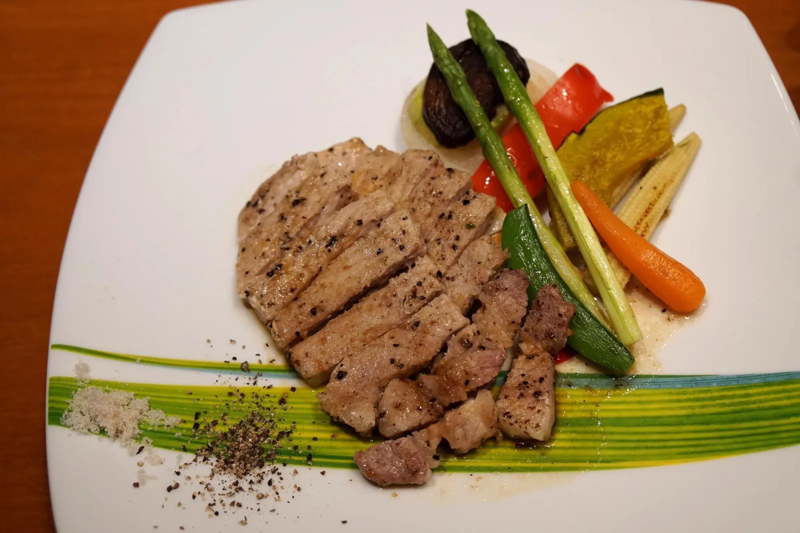 Kurobuta Teppanyaki (720++) Kurobuta black Berkshire pork สำหรับเมนูเทปปันยากิเป็นหนึ่งในเมนูเเนะนำถึงขนาดที่ทางร้านจ้างเชฟชาวญี่ปุ่นมาประจำที่เคาเตอร์เทปปันยากิโดยเฉพาะ เราเลือกชิมเป็นเนื้อหมูเบิร์คเชีย เสิร์ฟกับเกลือ, พริกไทยดำ เเละผักเคียง เนื้อหมูนุ่มมาก มีรสหวานหอมธรรมชาติของเนื้อหมูดำ ผักเคียงทุกอย่างสุกพอดี ไม่มีกลิ่น ไม่เละ มาที่นี้อย่าลืมลองสั่งเมนูเทปปันมาชิมสักจานนะ (12/20)