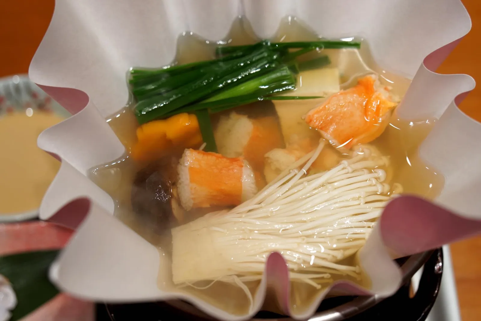 Tarabagani Kaminabe (1,200++) Tarabagani king crab and vegetables in ginger bonito soup น้ำซุปมีกลิ่นขิงอ่อนๆ ไม่แรงจนเกินไป มีรสหวานจากผักต่างๆที่ใส่ลงไป เจือปนกับรสหวานธรรมชาติของเนื้อปูทาราบะเข้ากันได้ดีสุดๆ เนื้อปูนุ่ม ละมุน สดมากๆ แนะนำให้ลวกเเล้วทานกับน้ำซุปได้เลยโดยไม่ต้องใส่น้ำจิ้มเพื่อไม่ให้รสของน้ำจิ้มกลบรสธรรมชาติของเนื้อปู ออ ... ระวังเนื้อปูสุกเกินไปนะ เพราะน้ำร้อนมาก (13/20)