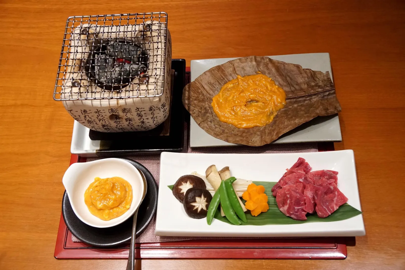 US Black Angus Beef Houbayaki (1,100++) USDA certified black Angus beef ribeye and vegetables “IOWA, USA” สำหรับเมนูเซ็ตเเรกคือ โฮบะยากิ หรือเนื้อย่างบนใบโฮบะแห้ง โดยทางร้านจะนำเข้าใบโฮบะแห้งหรือใบแมกโนเลียจากประเทศญี่ปุ่น วางบนเตาถ่าน จุดไฟร้อนๆ จากนั้นเทซอสสีส้มที่ใช้มิโสะเป็นเบสลงไป รอจนซอสเริ่มเดือดจึงให้ลูกค้าเริ่มทำการย่างเนื้อและผักต่างๆตามใจชอบ (13/20)
