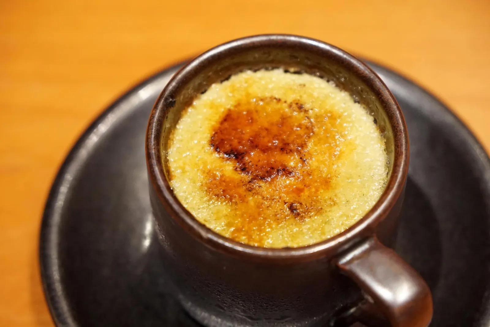 Matcha Cream Brûlée (210++) Green tea cream brûlée เครมบรูเลเนื้อเนียน ผิวด้านบนบาง กรอบ มีรสขมอ่อนๆติดปลายลิ้น เนื้อด้านในเปลี่ยนจากคลาสสิควานิลลาแบบฝรั่งเศสเป็นเนื้อชาเขียวแบบญี่ปุ่น มีกลิ่นหอมของชาเขียวกำลังดี ข้อเสียสำคัญคือปริมาณที่น้อยมากๆเทียบกับราคา ขนาดของถ้วยที่ใส่ขนมมามีขนาดเล็กมากชนิดที่ว่าเอาช้อนชาตักทานยังลำบากเลยทีเดียว (13/20)