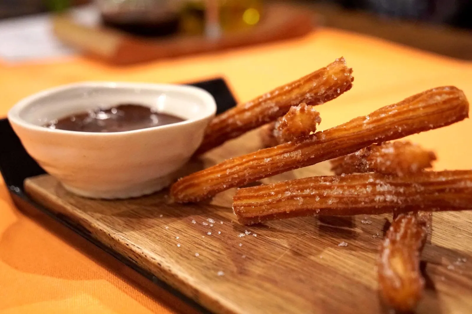 Churros & Chocolate (250++) ชูโรสหรือผาท่องโก๋สเปน ขนมหวานคลาสสิคทอดมากรอบๆ มีสีเหลืองเข้ม โรยน้ำตาล จิ้มลงไปช็อกโกแลต เป็นเมนูที่ไม่ซับซ้อน แต่อร่อยจริงๆ (12/20)