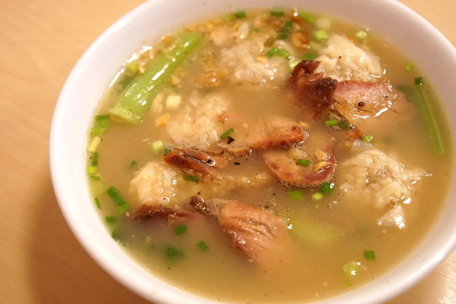 เกี๊ยวหมูแดง (100) Shrimp wonton and barbeque pork อีกจานที่อร่อยและฟินมากๆ คือเกี๊ยวน้ำกุ้งกับหมูแดงที่ให้มาค่อนข้างเยอะ ตัวเกี๊ยวห่อและลวกมาดีมากๆ ภายในตัวเกี๊ยวอัดเเน่นด้วยกุ้งแบบจัดเต็ม มีรสหวานจากเนื้อกุ้งสดๆ สุกพอดี เนื้อกุ้งเด้ง เเถมยังมีความฉ่ำของเนื้อกุ้งอยู่ครบ กัดแล้วยังมีน้ำหวานธรรมชาติไหลออกมาจากตัวกุ้ง ผลัดกันทานกับหมูแดงที่รมควันมาจนหอมกลิ่นถ่าน จัดเป็นอีกจานที่ห้ามพลาดเลย (14/20)