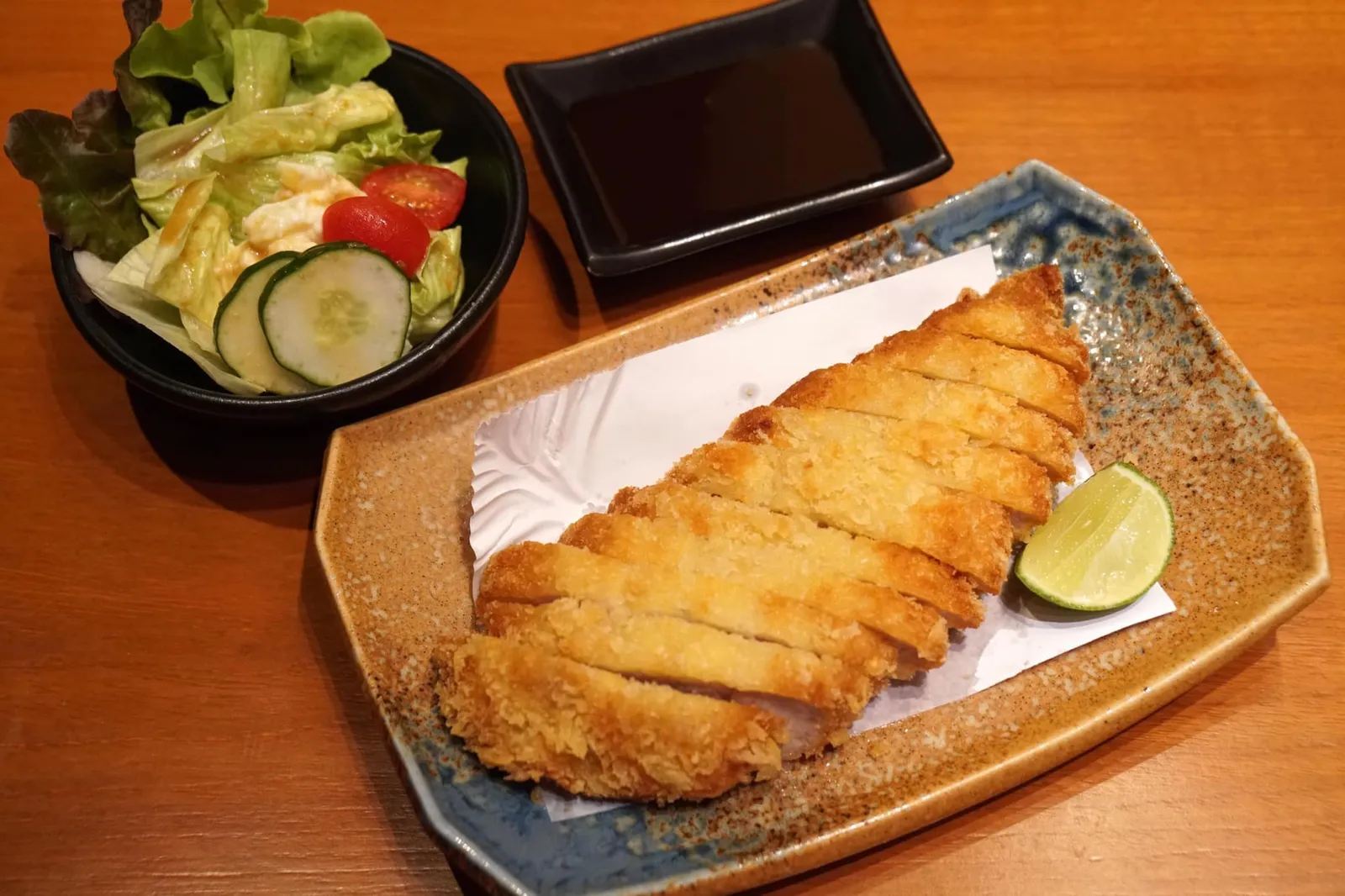 Kurobuta Tonkatsu (520++) Crispy Kurobuta black Berkshire pork cutlet with cabbage salad ทงคัตสึแบบญี่ปุ่นทำจากหมูดำคุโรบุตะหรือหมูเบิร์คเชียนั่นเอง เนื้อหมูชุบแป้งทอดจนมีสีเหลืองสวยงาม เนื้อหมูยังคงฉ่ำแม้ผ่านการทอดมาแล้ว แป้งบาง กรอบ ไม่อมน้ำมัน บีบมะนาวตัดเลี่ยนลงไป อร่อยสมกับเป็นเมนูแนะนำของร้านเลย ออ ... ทางร้านมีผักสลัดเสิร์ฟเป็นเครื่องเคียงให้ด้วยนะ (12/20)