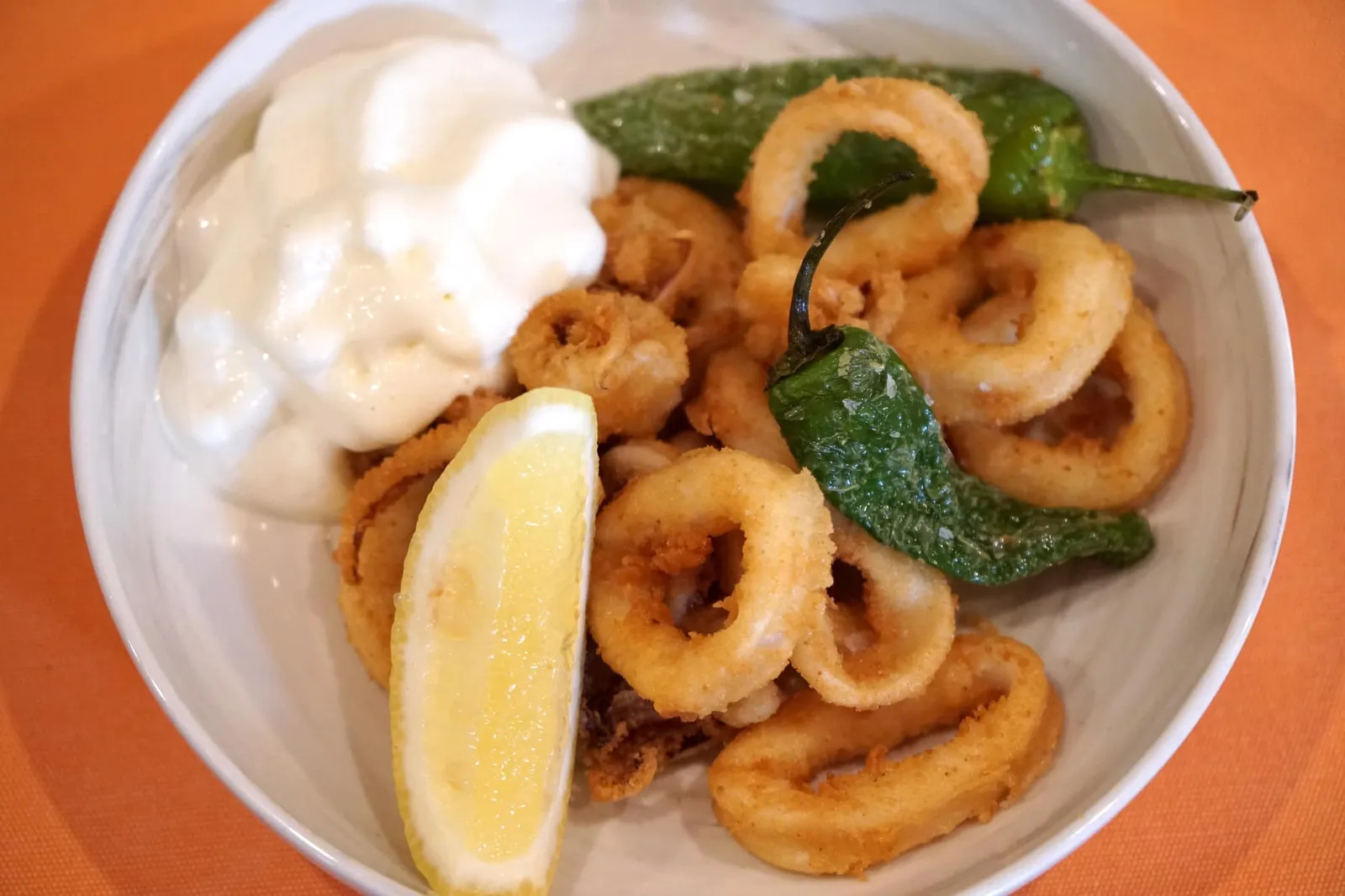 Deep Fried Calamari, Padron Peppers & Ali-Oil (240++) คารามารี่หรือหมึกชุบแป้งทอด เนื้อหมึกเคี้ยวหนึบ กรอบกำลังดี ทานกับซอสรสเปรี้ยว หรือจะบีบเลมอนลงไปก็อร่อยไม่แพ้กัน ออ ... ทางร้านให้พริก Piquillo Pepper มาด้วยสองชิ้น อร่อยมากๆ (13/20)