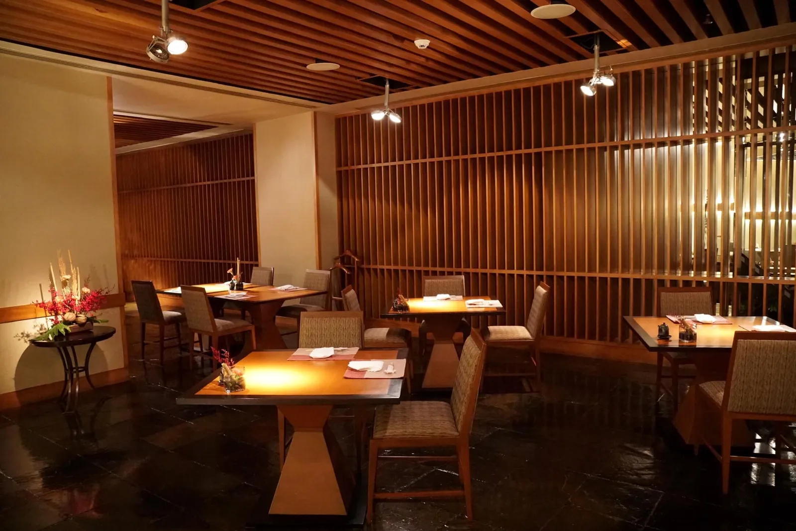 ภายในตกแต่งแบบหรูหราตามขนบโรงแรมระดับห้าดาว ขอบเขตของร้านมีขนาดค่อนข้างใหญ่ หน้าร้านเป็นถังหมักสุราแบบญี่ปุ่นวางเรียงกันดูมีเอกลักษณ์
