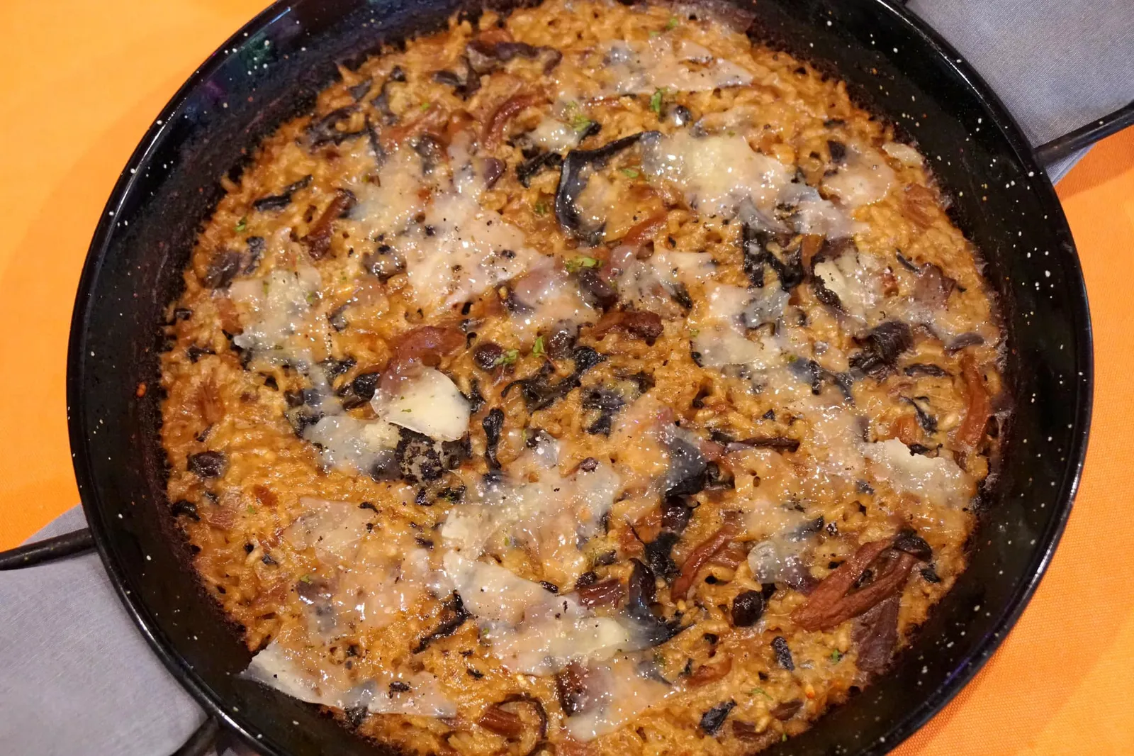 Mushroom & Truffle Paella (900++) ปาเอย่าหรือข้าวผัดสเปนใส่เห็ดผัดในไฟแรงสูงเสิร์ฟมาในกระทะขยาดยักษ์ตามแบบฉบับดั้งเดิม มีกลิ่นหอมของทรัฟเฟิลและชีสเข้ากันได้ดี เมล็ดข้าวสุกพอดี ไม่นิ่มและไม่แข็งจนเกินไป อร่อยมากๆ ห้ามพลาดสมกับเป็นเมนูเเนะนำจริงๆ (14/20)