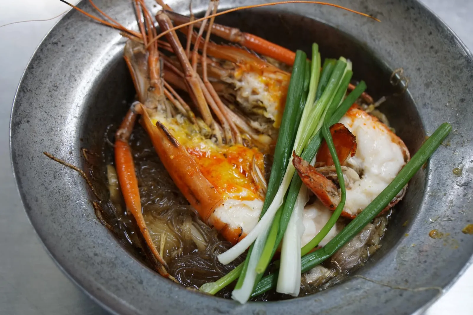 กุ้งอบวุ้นเส้น (300) Casseroled prawns with glass noodles สุดยอดเมนูเเนะนำที่เราขอยืนยันว่าห้ามพลาดด้วยประการทั้งปวงคือกุ้งอบวุ้นเส้น วุ้นเส้นนุ่มๆ เคลือบด้วยซอสรสชาติเข้มข้น ทานสลับกับกุ้งแม่น้ำที่ทางร้านอบมาสุกพอดี เนื้อเด้งสุดๆ ตอนทานให้นำมันกุ้งเยิ้มๆผสมกันกับน้ำซอสข้างล่าง อร่อยกว่าร้านระดับภัตตาคารหลายๆร้านเสียอีก (16/20)