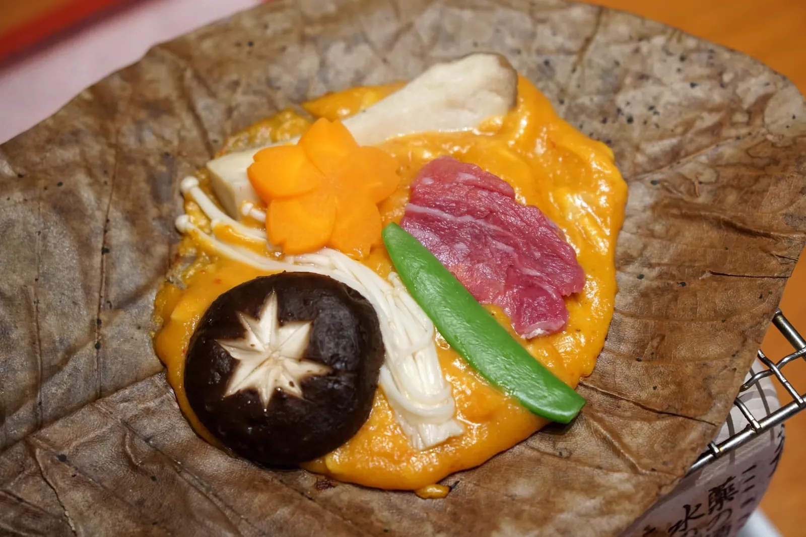 US Black Angus Beef Houbayaki (1,100++) USDA certified black Angus beef ribeye and vegetables “IOWA, USA” สำหรับเนื้อที่เราเลือกทานในวันนี้คือเนื้อวัวแบล็คแองกัสนำเข้าจากรัฐไอโอว่าประเทศสหรัฐอเมริกา เนื้อวัวคุณภาพใช้ได้ รสชาติมาตรฐาน แต่ทีเด็ดของเซ็ตนี้คือซอสมิโสะที่พอเดือดเเล้วจะมีกลิ่นหอมคขุ้งทั่วโต๊ะ ทานกับเนื้อหรือผักก็เข้ากันได้หมด อร่อยมากๆ มาที่นี่แล้วห้ามพลาดเลยจริงๆ (13/20)