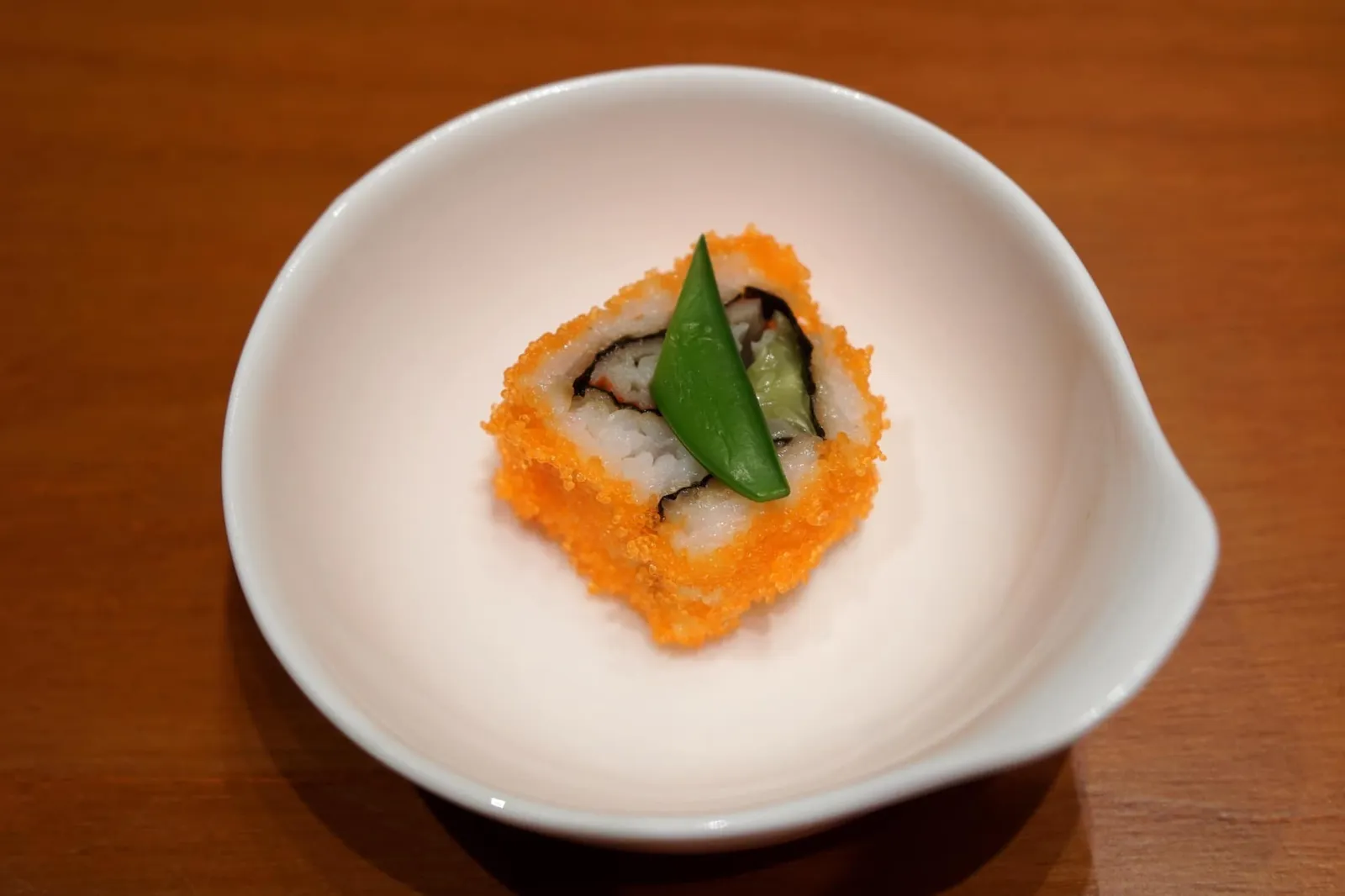 Amuse-Bouche (Complimentary) California roll แคลิฟอเนียโรลรสชาติปกติ ไข่กุ้งสดดีไม่มีกลิ่น เนื้อปูอัดหวานดี สงสัยเพียงเเค่ว่าทำไมถึงนำมาเป็นอาหารเรียกน้ำย่อย (10/20)