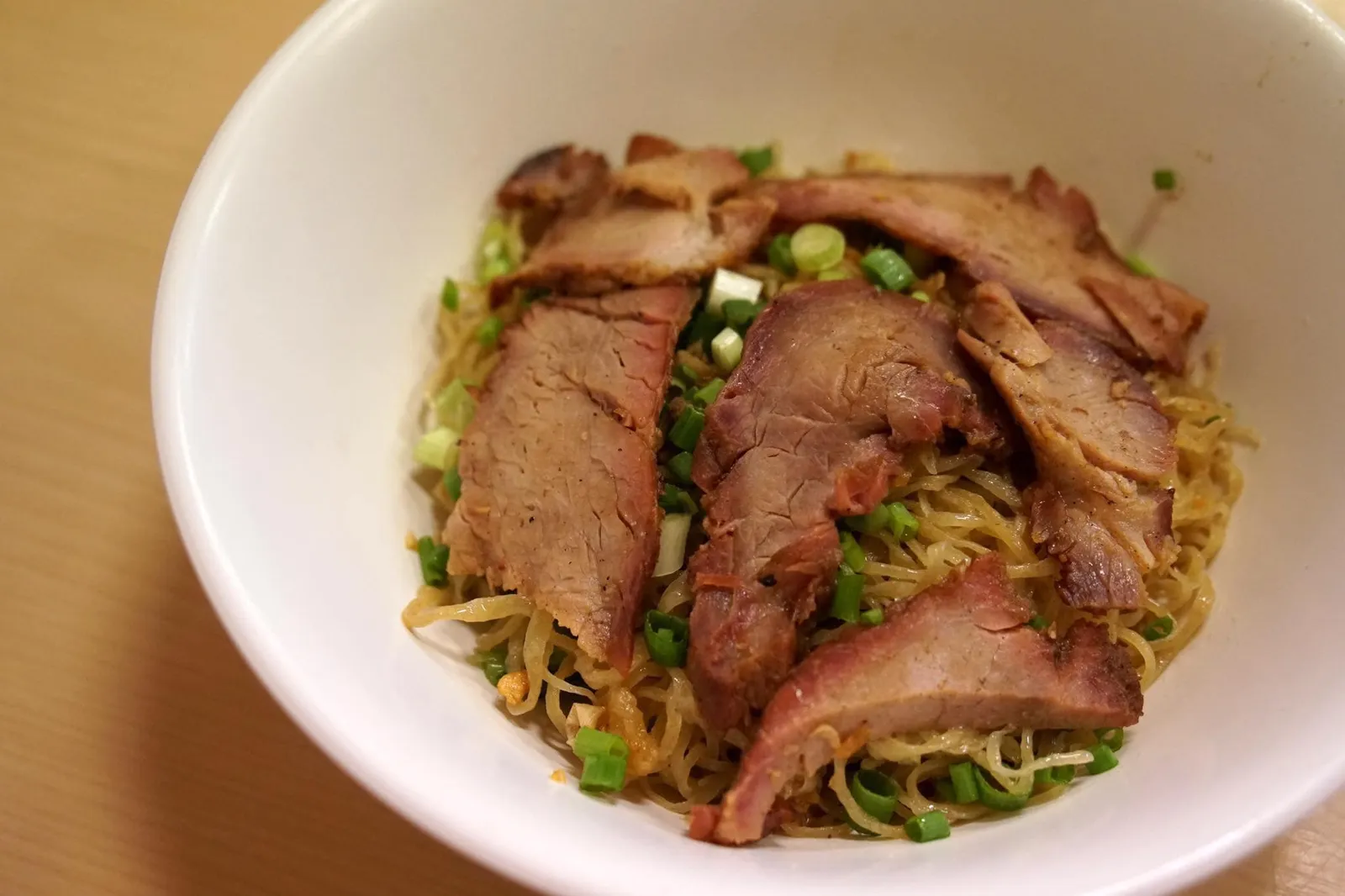 บะหมี่หมูแดง (60) Egg noodles with barbeque pork สำหรับคนที่ไม่อิ่มกับบะหมี่ก้ามปูและไม่อยากสั่งบะหมี่ปูหลายจานเพราะราคาค่อนข้างสูง อาจจะสั่งบะหมี่หมูแดงมาทานด้วยก็อร่อยไม่แพ้กัน (14/20)