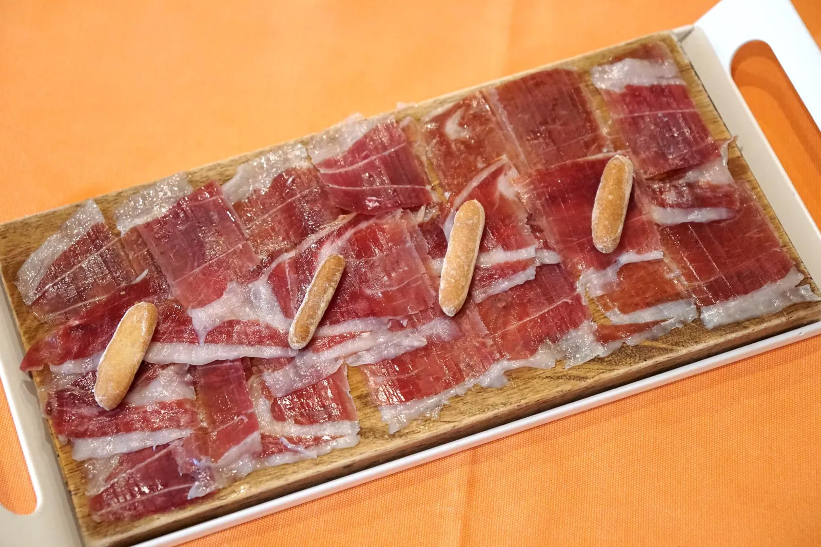 Jamon Ibérico 50gms (750++) เเฮมเเผ่นบางๆ มีรสเค็มและกลิ่นที่เป็นเอกลักษณ์ เนื้อแฮมไม่นุ่มไม่แข็งจนเกินไป ปริมาณที่ให้ถือว่าค่อนข้างเยอะเลยทีเดียวสำหรับทานสองคน (14/20)