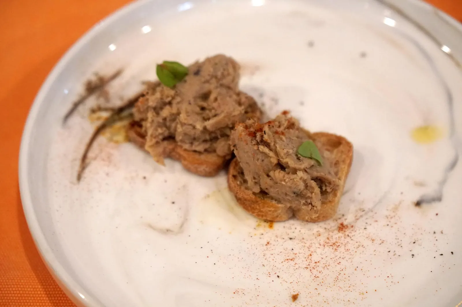 Paté de Hígado de Cerdo (Complimentary) ทางร้านนำเสิร์ฟอาหารทานเล่นเป็นปาเต๊ะตับไก่ รองด้านบ่างด้านขนมปังกรอบ ตัวตับเนื้อเนียนใช้ได้ ไร้ซึ่งกลิ่นคาว ตัดกันกับความกรอบของขนมปังได้ดี (11/20)
