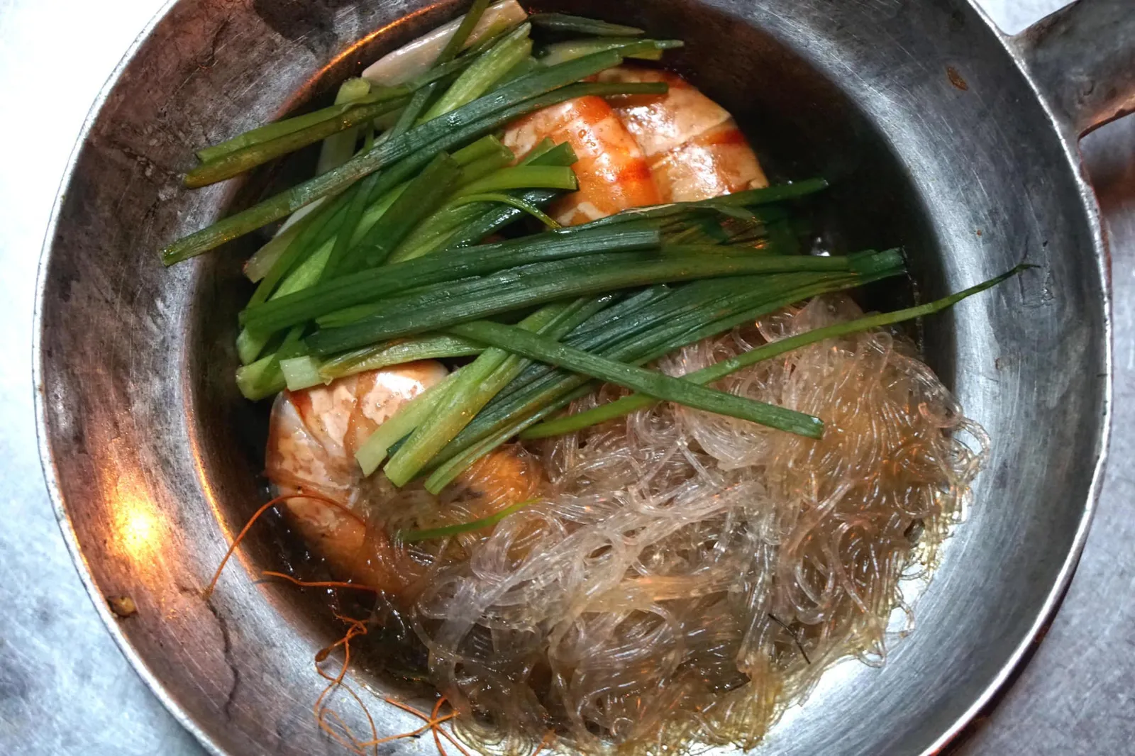 กุ้งอบวุ้นเส้น (290) กุ้งลายเสือสามตัวอบมาในวุ้นเส้นจนหอมกลิ่นมันจากหัวกุ้ง เนื้อกุ้งทำมาสุกกำลังดี กัดเเล้วเนื้อเเน่นสมกับเป็นกุ้งลายเสือจริงๆ ขอบอกว่าปูอบกับกุ้งอบรสชาติแต่งต่างกันชัดเจน ใครมาอยากให้ลองทั้งสองเมนูเลยจริงๆ (14/20)