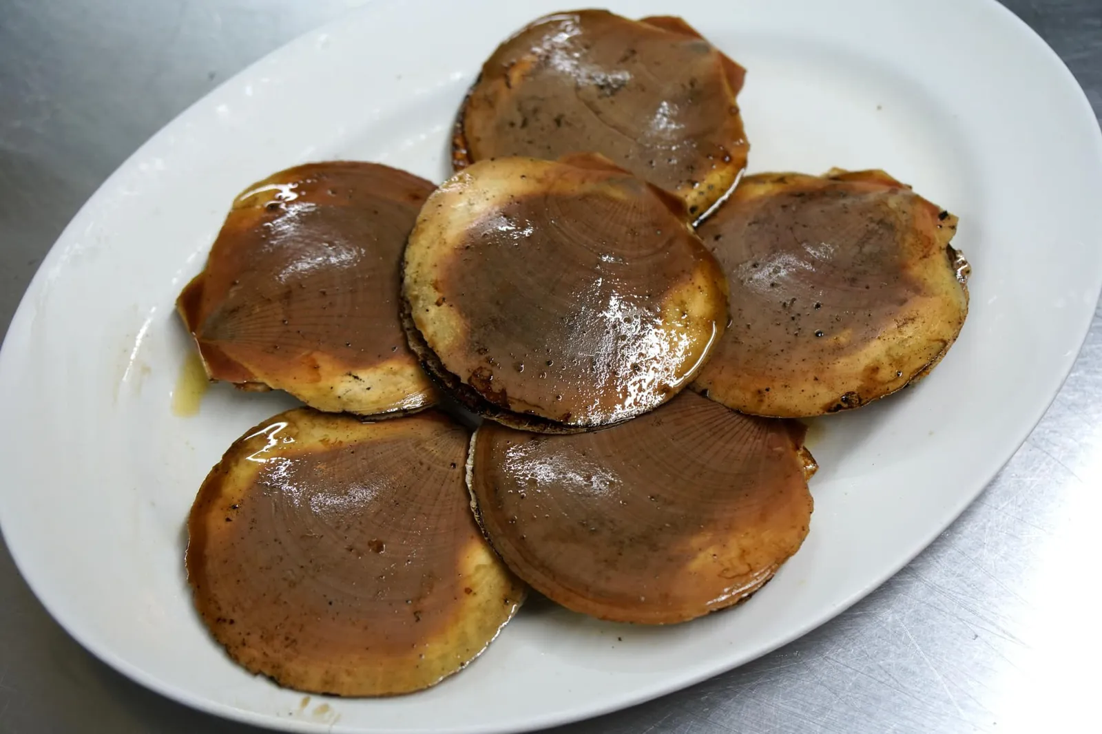 หอยเชลล์ทรงเครื่อง (200) Grilled scallops หอยเชลล์ อีกหนึ่งสุดยอดเมนูเเนะนำห้ามพลาดของทางร้านเสิร์ฟมาในฝาหอยตำนวนหกตัว (15/20)