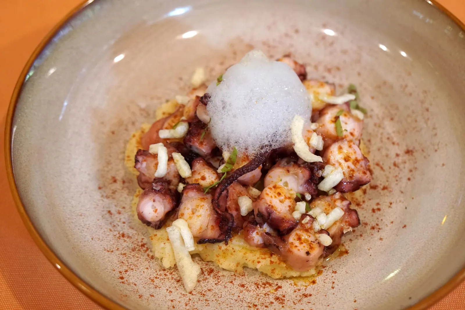 Grilled Octopus, Potato Parmentier, Pimenton (750++) หมึกย่างขนาดเล็กไปสักนิด ทำให้สุดเกินไปและมีเนื้อสัมผัสเหนียวไปสักหน่อย ด้านล่างคือมันฝรั่งเนื้อเนียน เข้ากันได้ดีกับเนื้อหมึก (11/20)