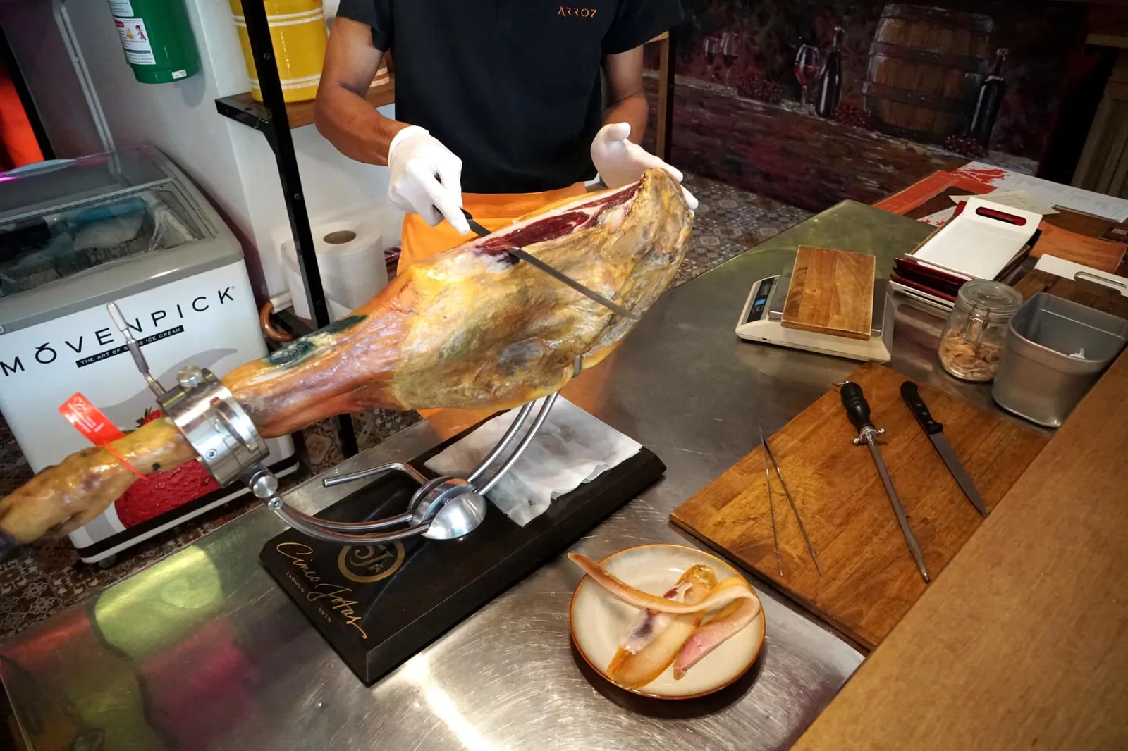 Jamon Ibérico 50gms (750++) ถัดมาคือสุดยอดแฮมที่ดีที่สุดในโลกอย่างยามอน อิเบอริโก้หรือขาหลังของหมูไอบีเรียนำเข้ามาทั้งขาจากประเทศสเปน เราโชคดีได้ขาใหม่เเละทานขานี้เป็นคนเเรก (14/20)