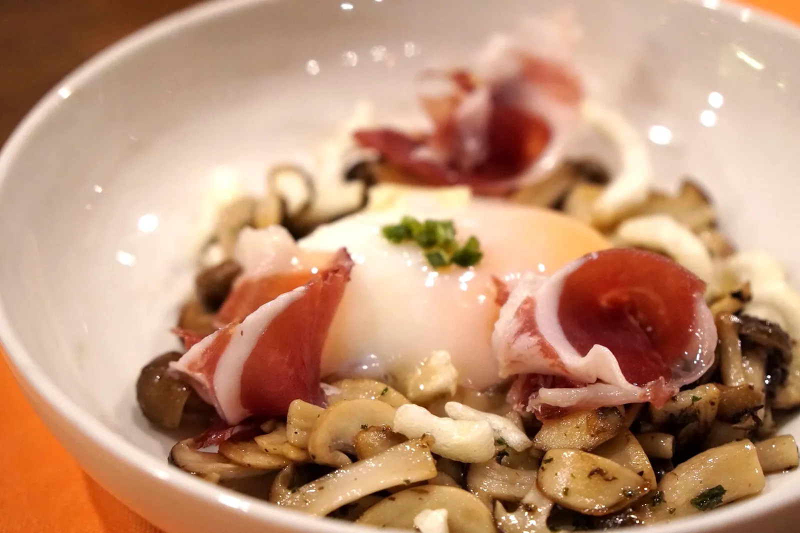 Sauteed Mushroom, Runny Egg, Truffle & Ham (220++) แฮมผัดกับน้ำมันเห็ดทรัฟเฟิล ข้างล่างมีเห็ดผัด ทอปด้านบนด้วยไข่คล้ายไข่ดาวน้ำ ตอนทานจะได้กลิ่นหอมๆและรสเค็มอ่อนๆของเเฮมเสริมกันกับกลิ่นเห็ด (11/20)