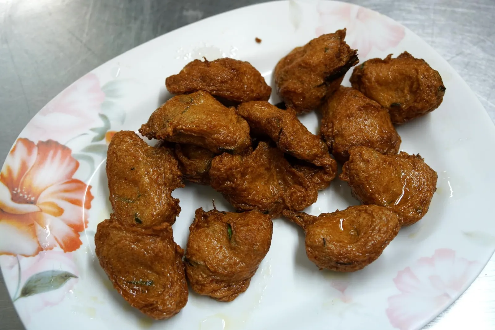 ทอดมันปลากราย (60) Curried fish cake ทอดมันปลากรายหนังกรอบใช้ได้ ไม่อมน้ำมัน มีกลิ่นเครื่องเเกง อร่อยใช้ได้ สามารถสั่งมาทานเล่นหรือแบ่งกันกับเพื่อนๆก็ได้ (12/20)