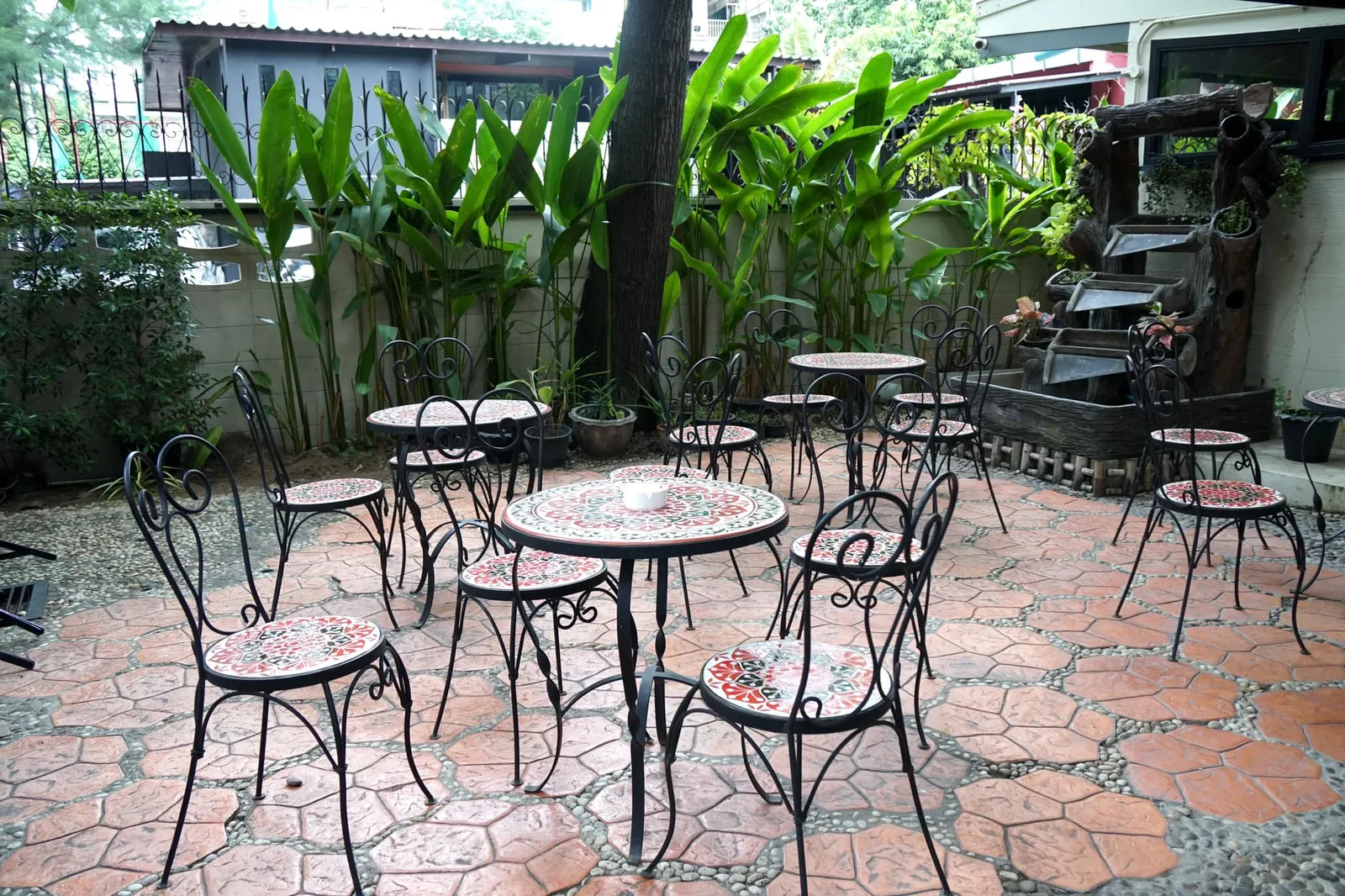 ด้านหน้าเป็นบริเวณเทอเรสกลางเเจ้ง