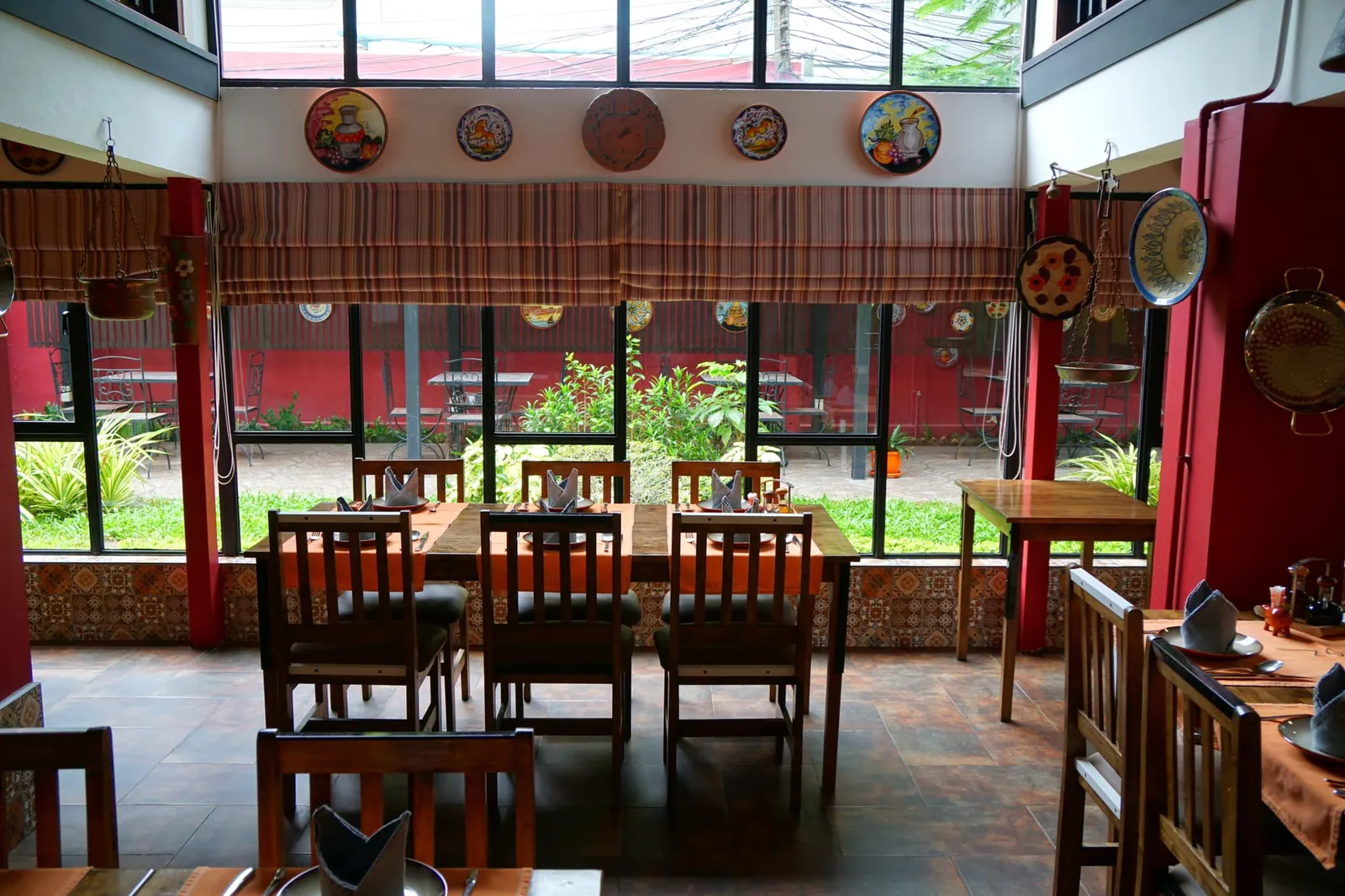 ตัวร้านเป็นบ้านหลังใหญ่สองชั้น ภายในตกเเต่งเเบบรัสติค มีรูปภาพจากศิลปินชาวสเปนเเขวนประดับไว้บนผนัง