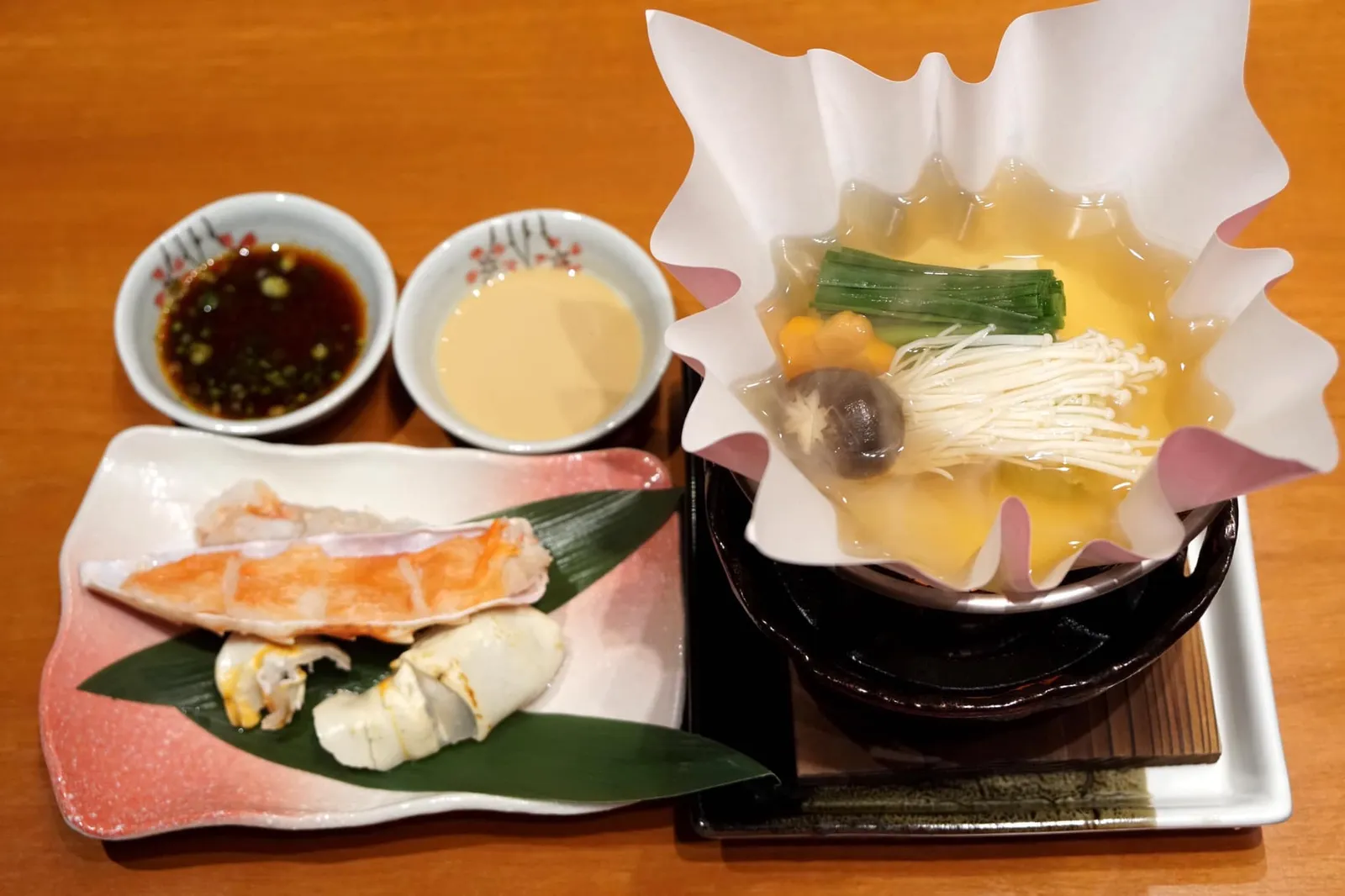 Tarabagani Kaminabe (1,200++) Tarabagani king crab and vegetables in ginger bonito soup และหนึ่งเซ็ตที่ดีที่สุดในวันนี้คือ คามินาเบะ หรือหม้อไฟกระดาษ โดยทางร้านจะนำกระดาษไขมาพับ ใส่น้ำซุปลงไป ต้มไฟมาร้อนๆ เสิร์ฟมาพร้อมกับเนื้อปูทาราบะสดๆให้ลูกค้าลวกทานเอง (13/20)