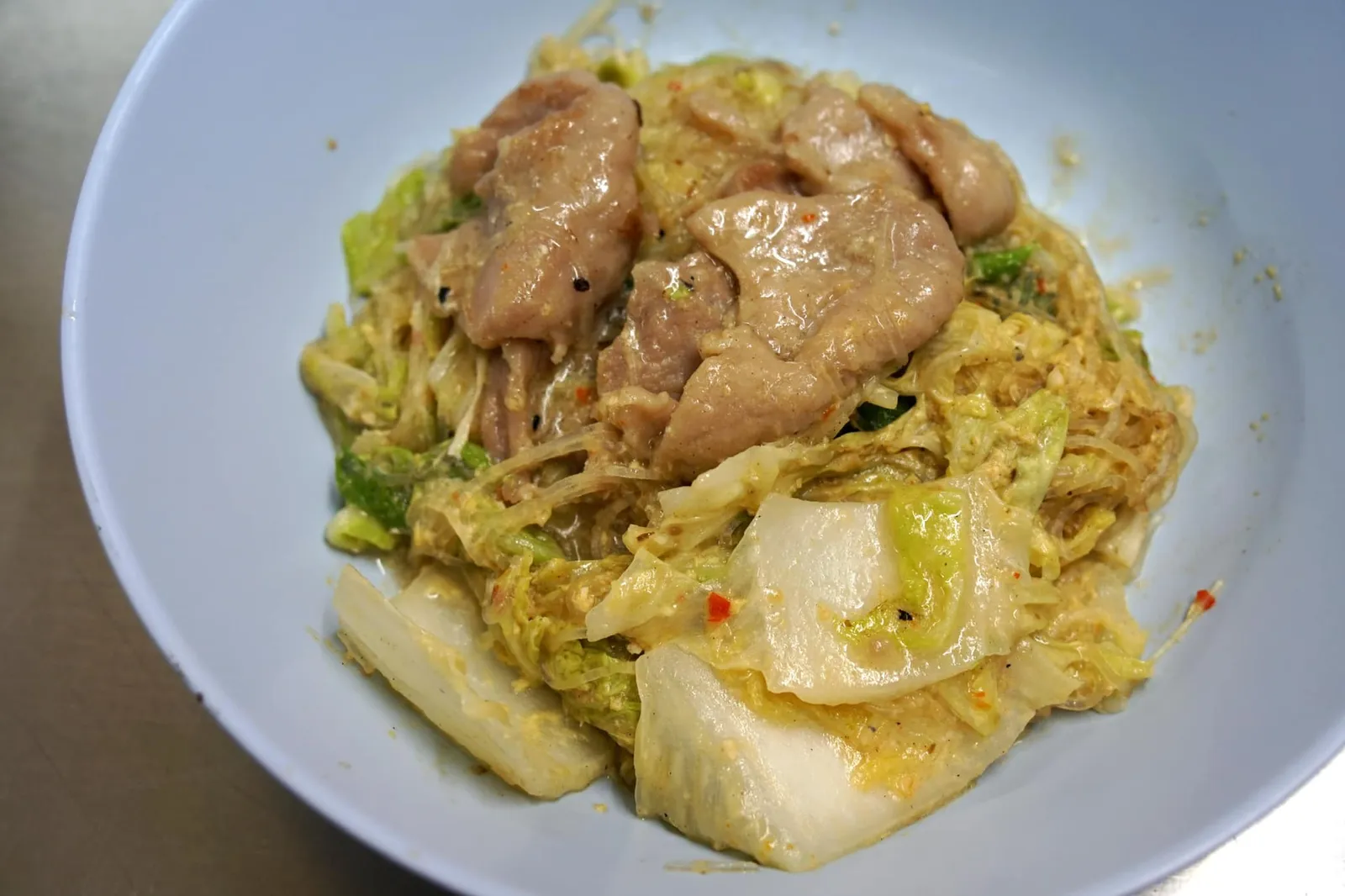 สุกี้แห้งหมู (60) Chinese sukiyaki fried with pork ห้ามพลาดที่จะลองสั่งสุกี้หมูหรือเนื้อ เพราะทางร้านหมักหมูออกมาได้นุ่ม ละมุนลิ้นสุดๆ ชนิดที่หาร้านริมทางหมักหมูระดับนี้ได้ยาก (14/20)