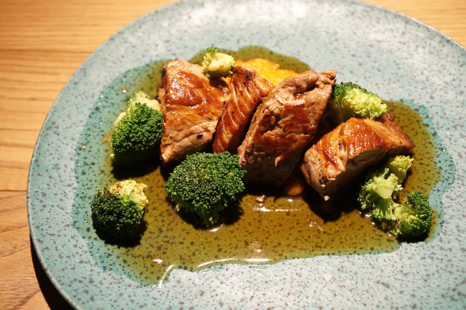 Solomillo de cerdo con salsa teriyaki y calabaza asada เนื้อหมูดำอิเบอริโก้ส่วนเทนเดอร์ลอย เป็นเนื้อหมูที่ทางร้านการันตีว่าทานแบบมีเดียมได้ (เเต่เราก็เลือกแบบสุกอยู่ดี 😅) ทานกับซอสเทริยากิ เนื้อหมูเป็นอะไรที่สุดยอดมากสำหรับระดับราคานี้ เนื้อนุ่ม มีกลิ่นเฉพาะตัวชนิดที่ทานเเล้วรู้ทันทีว่าเป็นหมูดำไอบีเรีย ซอสเทริยากิแม้จะทำออกมาข้นน้อยกว่าเเบบญี่ปุ่นต้นฉบับ แต่กลิ่นรสชาติยังคงความเป็นเทริยากิอยู่เต็มเปี่ยม เเถมปริมาณที่ให้มาถือว่าไม่น้อยเลยทีเดียว ทานคู่กับกับผักเคียง อร่อยที่สุดเท่าที่ระดับราคานี้จะให้ได้เเล้ว (13/20)