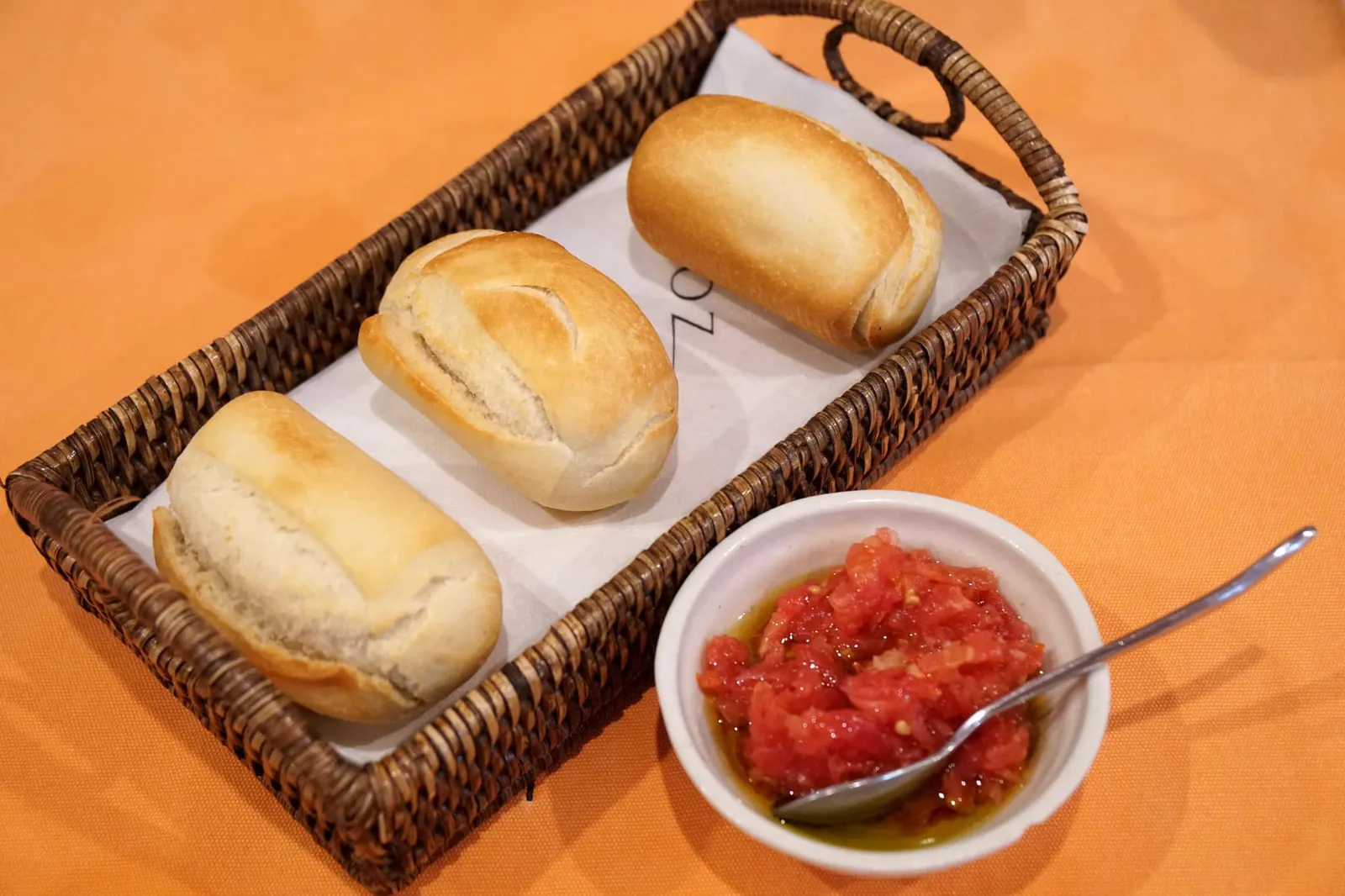 Bread Basket (Complimentary) ขนมปังทานกับซัลซ่ามะเขือเทศและน้ำมันมะกอก (10/20