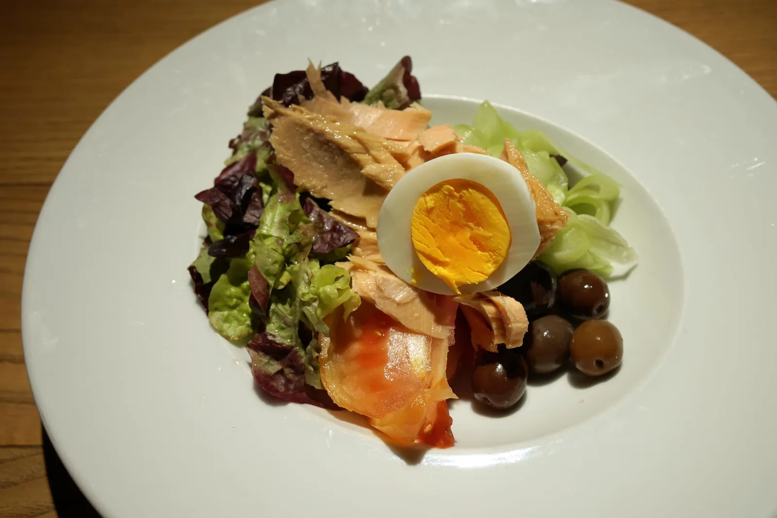 Ensulada verde con tomate, lechuga, atún, pepino, huevo cocído y aceítunas สลัดผักพื้นบ้านที่มีส่วนประกอบของไข่ต้ม ปลาทูน่า มะเขือเทศ ผักกาดหอม ลูกมะกอก เเม้จะเป็นเมนูอาหารกลางวันราคาไม่แพงเเต่ทางร้านจัดใส่มาให้ในจานขนาดใหญ่แบบไม่หวงเลยทีเดียว (11/20)