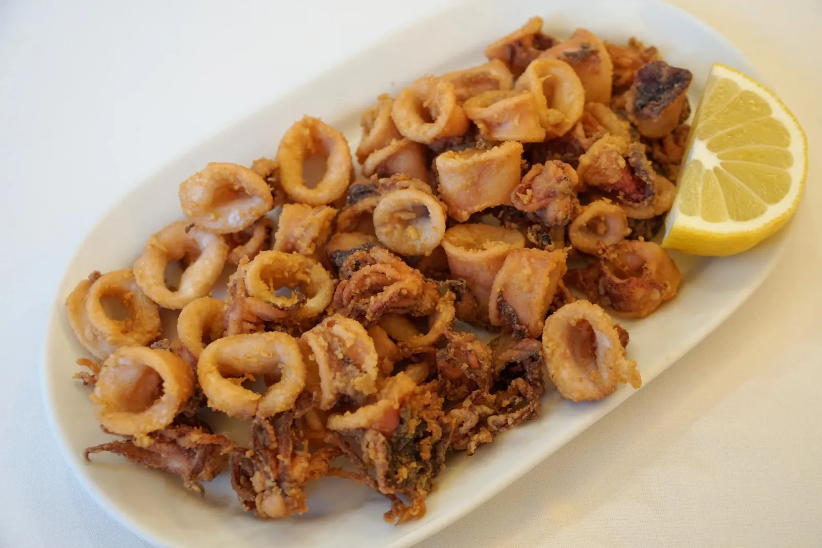 Calamares fritos (7.50) Fried squid 🦑 เมนูที่ดูง่ายๆและไม่ซับซ้อนอย่างหมึกทอดทางร้านยังทำออกมาได้เหนือมาตรฐาน หมึกเเม้จะทอดจนสุก มีสีเหลืองทอง ผิวด้านนอกกรอบ เเต่เนื้อข้างในยังนุ่มหนึบ ไม่เหนียว บีบเลมอนก่อนทาน อร่อยสุดๆ (14/20)