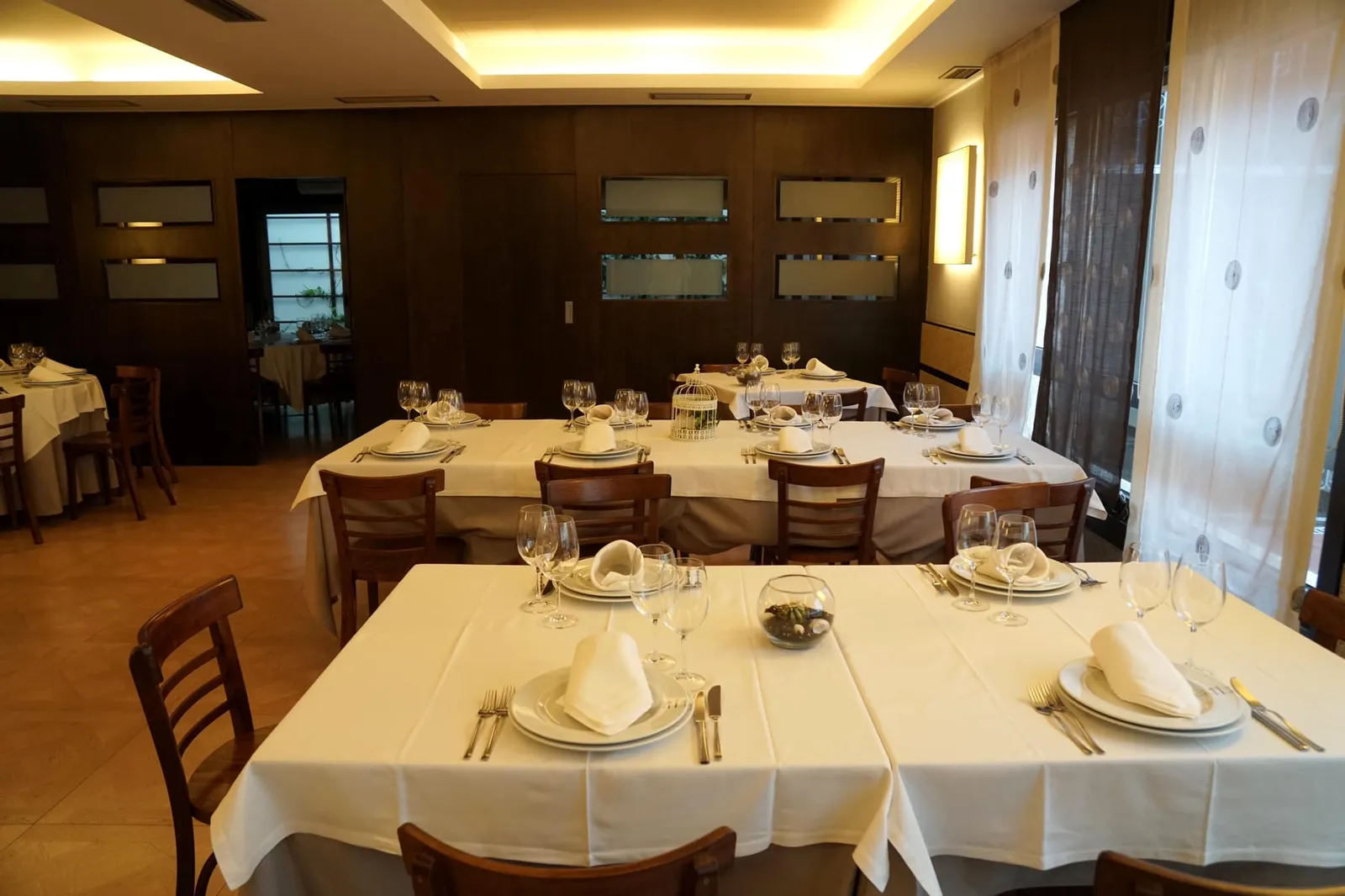 🦐 O Xantar de Otelo เสิร์ฟอาหารทะเลและอาหารสเปนพื้นเมืองท้องถิ่นของเเคว้น Galicia และอาหารพื้นเมืองของเเถบปากน้ำ Rías Baixas ในราคาเหมาะสม อาหารทะเลที่นี่ขึ้นชื่อเรื่องความสดอันเนื่องมาจากคุณลุงเจ้าของร้านมีเรือประมงหาปลาเป็นของตัวเองโดยออกหาปลาและสัตว์ทะเลในบริเวณปากน้ำ Ría de Vigo และ Rías Baixas วัตถุดิบต่างๆที่ได้มาก็ขนเอามาขายแบบวันต่อวันเลยทีเดียว
