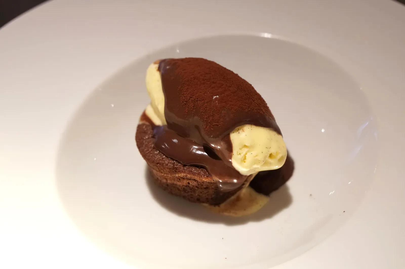 Brownie de chocolate con su helado เค้กช็อกโกแลตบราวนี่เนื้อนุ่มๆ รสหวานพอดี ไม่บาดคอ ทานคู่กับไอศกรีมวานิลลาเเละซอสช็อกโกแลตเข้มข้น (12/20)