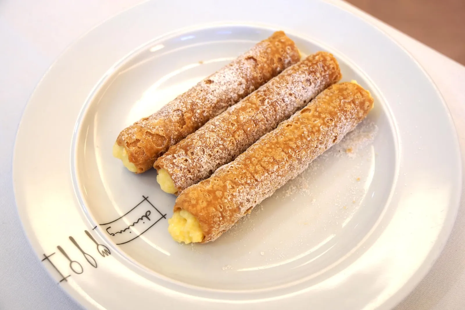 Cañitas rellenas de crema pastelera (3.75) Stuffed "Cañitas" with pastry cream 🥄 กานิตัสใส้ครีม ขนมหวานสูตรพิเศษที่ทางร้านทำเอง ตอนเเรกเรากะว่าจะสั่งเมนูขนมหวานมาทานเล่นเพื่อปิดท้ายมื้ออาหาร ทำให้เราไม่คาดหวังกับรสชาติขนมหวานมนร้านอาหารทะเลสักเท่าไหร่ เเต่พอได้ขิมเเล้วบอกเลยว่าผิดคาดมากๆ แป้งกานิตัสบฝหนากำลังดี กรอบ ครีมข้างในหวาน หอม อร่อยจนเราต้องขอยกให้เป็นเมนูแนะนำอีกอย่างหนึ่งเลยทีเดียว (14/20)