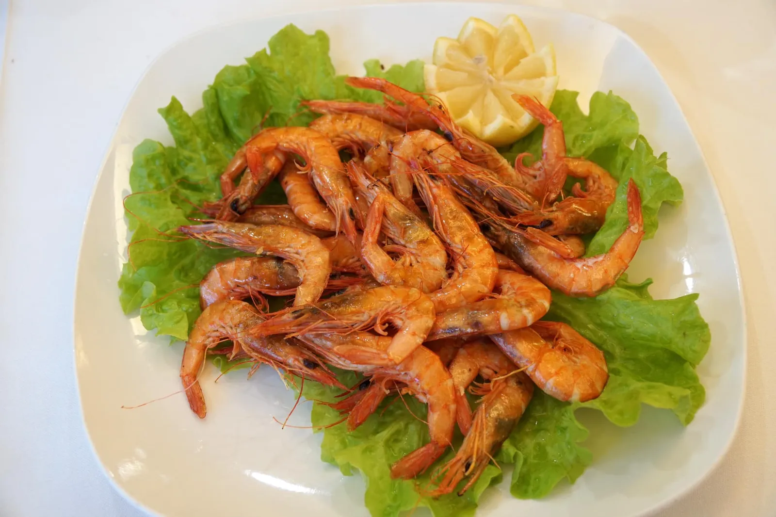Gambas a la plancha (13.50/250g) Grilled prawns 🦐 มาถึงสเปนแน่นอนว่าจะไม่ลองเมนูกุ้งยอดนิยมอย่าง Gambas a la plancha ต้นตำรับได้อย่างไร กุ้งที่ทางร้านเพิ่งจับมาสดๆ นำไปเซียบนกระทะผิวเรียบในอุณหภูมิร้อนจัดจนผิวด้านนอกสุก มีเนื้อสัมผัสกรอบ ในขณะเนื้อด้านในยังไม่สุกดี ทำให้เกิดความแตกต่างทางเนื้อสัมผัส และคงรสหวานธรรมชาติของเนื้อกุ้งสดๆไว้ได้อย่างเยี่ยมยอด อร่อยสุดๆ (14/20)