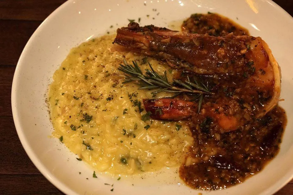 Tiger Prawn Risotto (690++) สำหรับจานนี้เป็นเมนูพิเศษคือรีซอตโต้กุ้งลายเสือขนาดใหญ่ที่มาพร้อมน้ำจิ้มรสชาติค่อนมาทางสไตล์ไทย แปลกดีเหมือนกัน ตัวข้าวสุกกำลังดี มีความกรึบตรงกลาง หอมกลิ่นสมุนไพร เนื้อกุ้งแน่นบ่งบอกว่ากุ้งสด ราคาอาจสูงไปหน่อยเเต่คุณภาพอาหารที่ได้ถือว่ารับได้เลย (13/20)